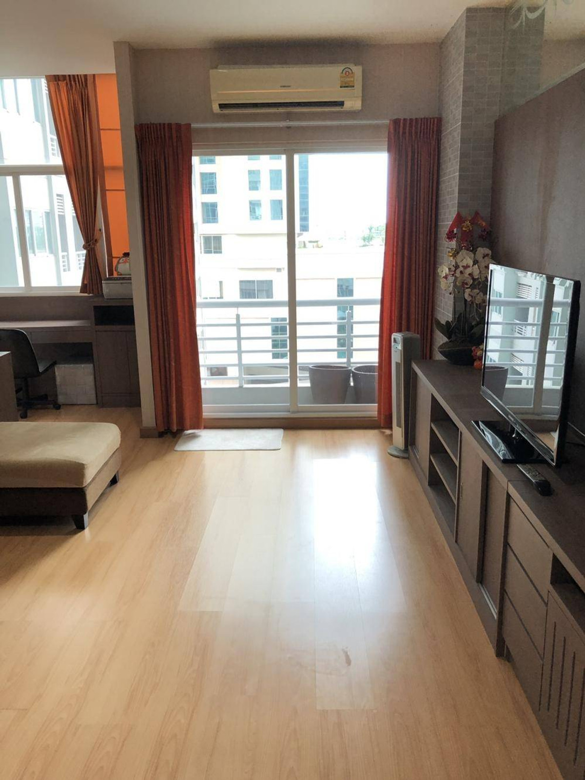 For RentCondoPattanakan, Srinakarin : Beautiful room!! Near BTS Sri Kreetha Station (Yellow Line), only 600 m.