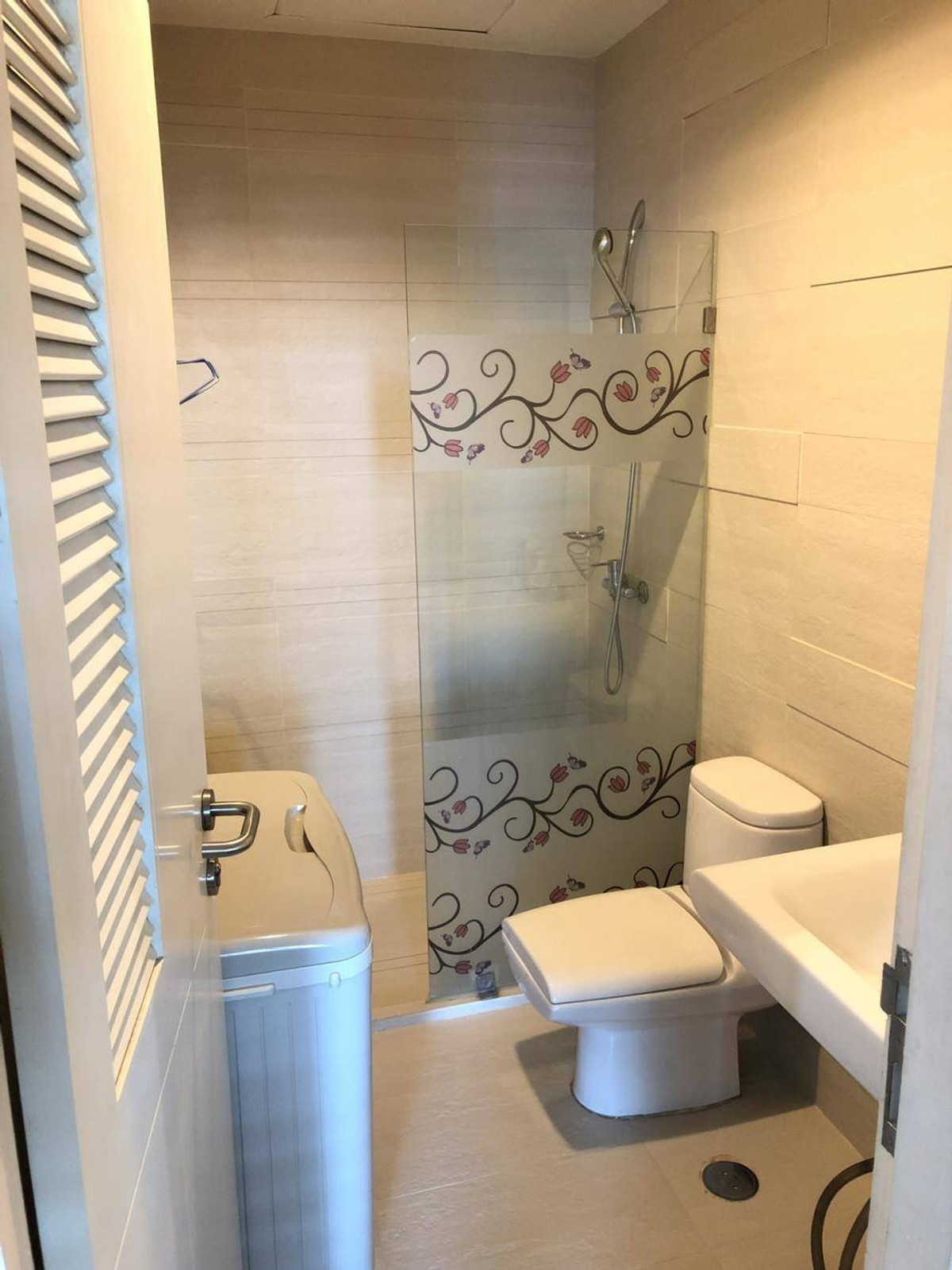 For RentCondoPattanakan, Srinakarin : Beautiful room!! Near BTS Sri Kreetha Station (Yellow Line), only 600 m.