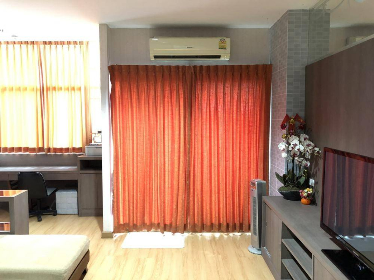 For RentCondoPattanakan, Srinakarin : Beautiful room!! Near BTS Sri Kreetha Station (Yellow Line), only 600 m.