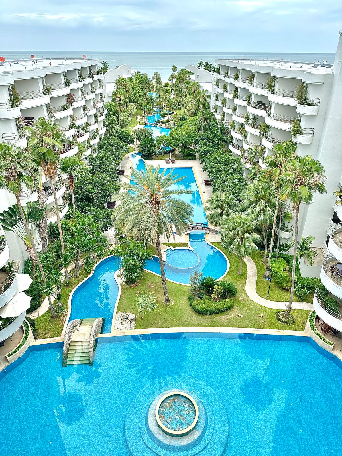 ขายคอนโดหัวหิน ประจวบคีรีขันธ์ : )  🔹 Luxury Beachfront Condo | 129 sq.m. | Sea & Pool View | Central Hua Hin | Fully Furnished
