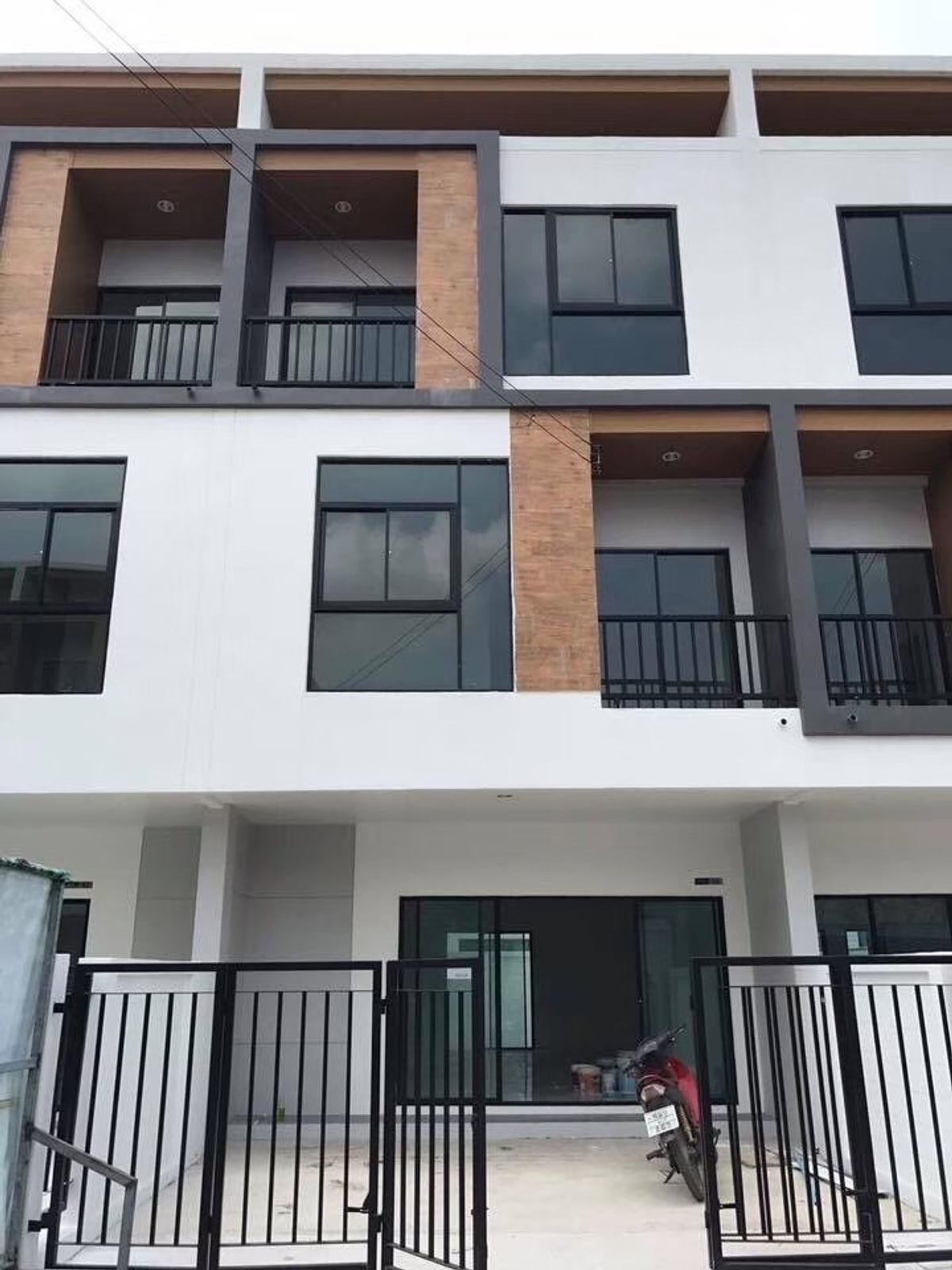 ให้เช่าทาวน์โฮมมีนบุรี-ร่มเกล้า : ให้เช่า ทาวน์โฮม ทรีโอ ร่มเกล้า 3 ชั้น เหมาะทำออฟฟิศและอยู่อาศัย 