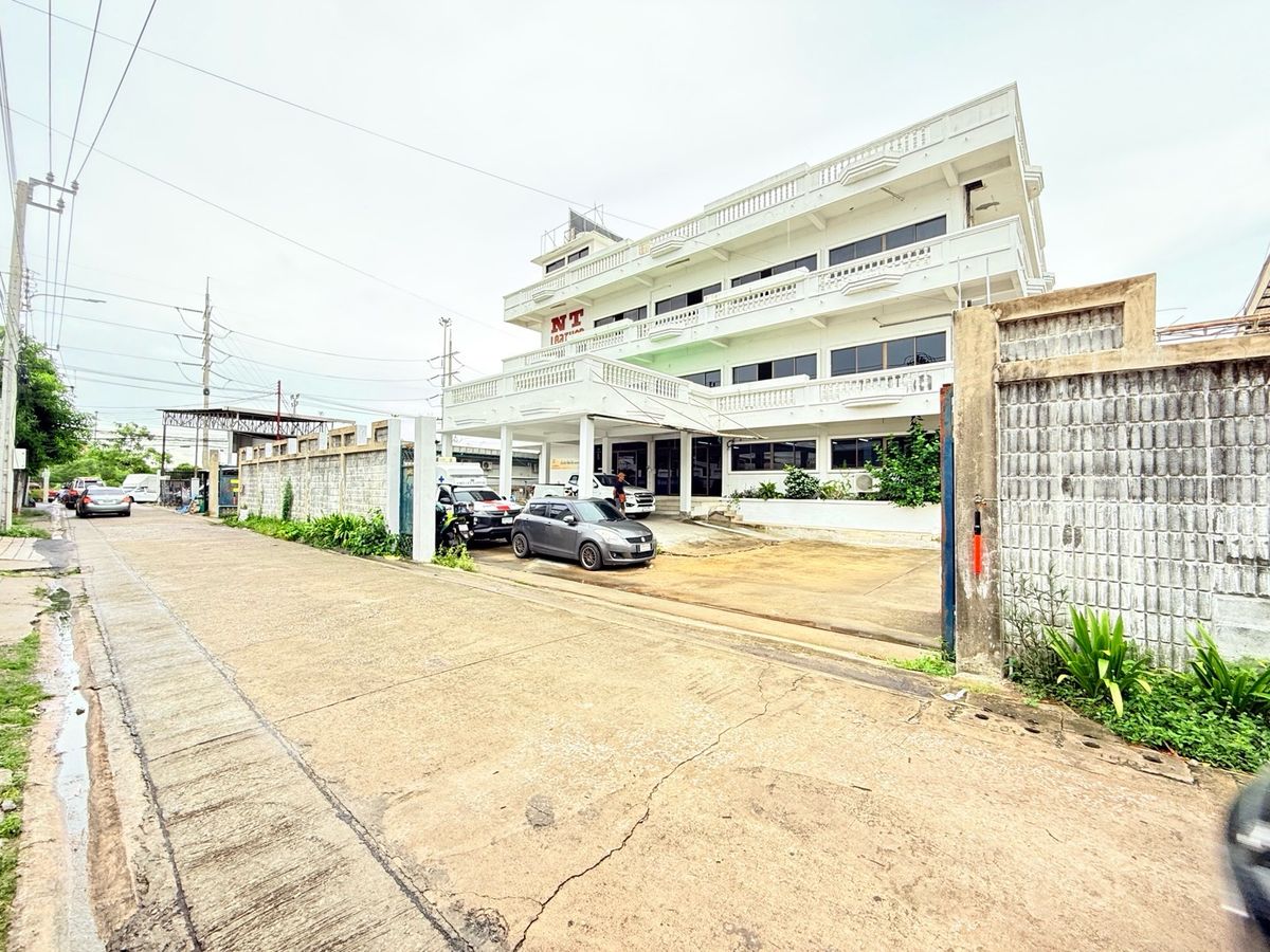 For RentOfficeOnnut, Udomsuk : Willing to consult all proposals for renting a large warehouse building in the center of Onnut 55