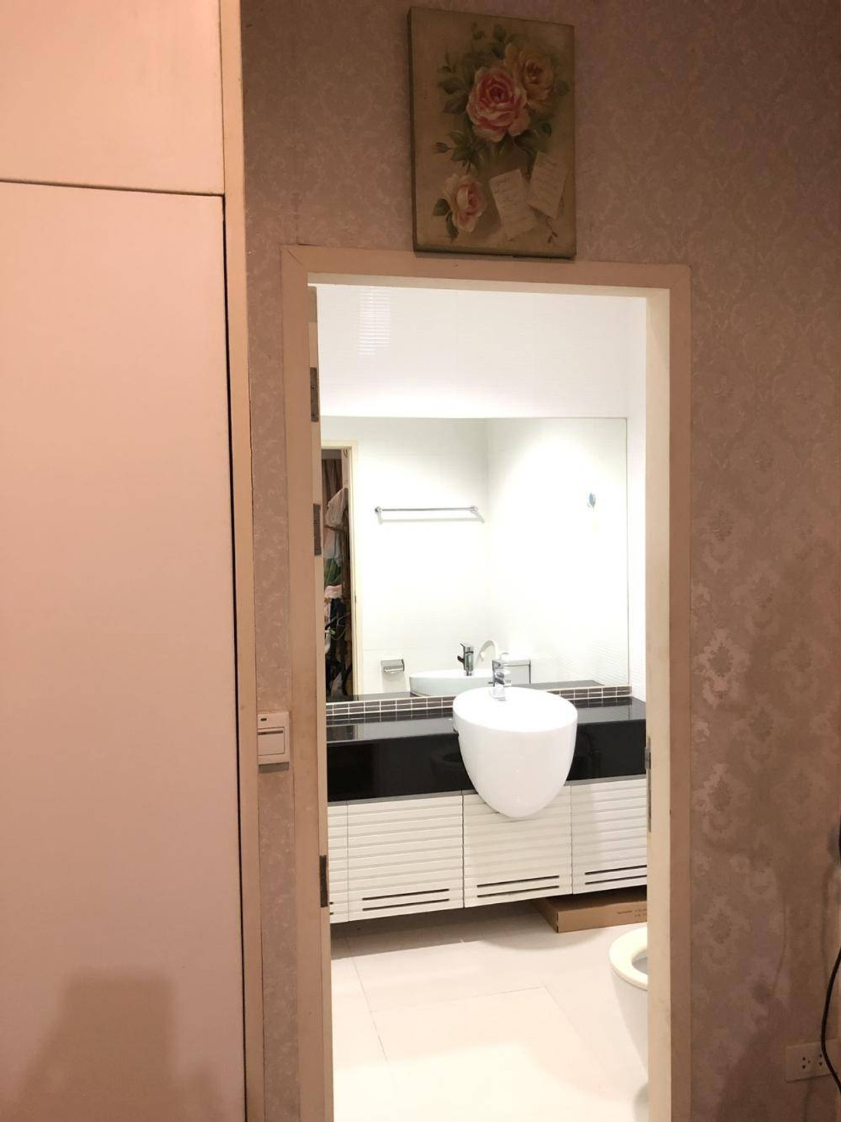 For RentCondoPattanakan, Srinakarin : Beautiful room!! Near BTS Sri Kreetha Station (Yellow Line), only 600 m.