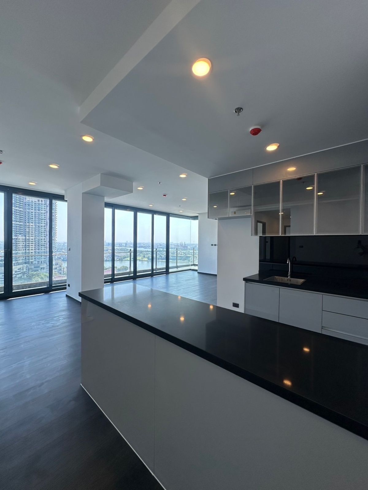 ขายคอนโดพระราม 3 สาธุประดิษฐ์ : ขาย  คอนโด  Sapphire Luxurious Condo Rama 3  วิวแม่น้ำเจ้าพระยา ใกล้ BRT วัดปริวาส 500 ม.