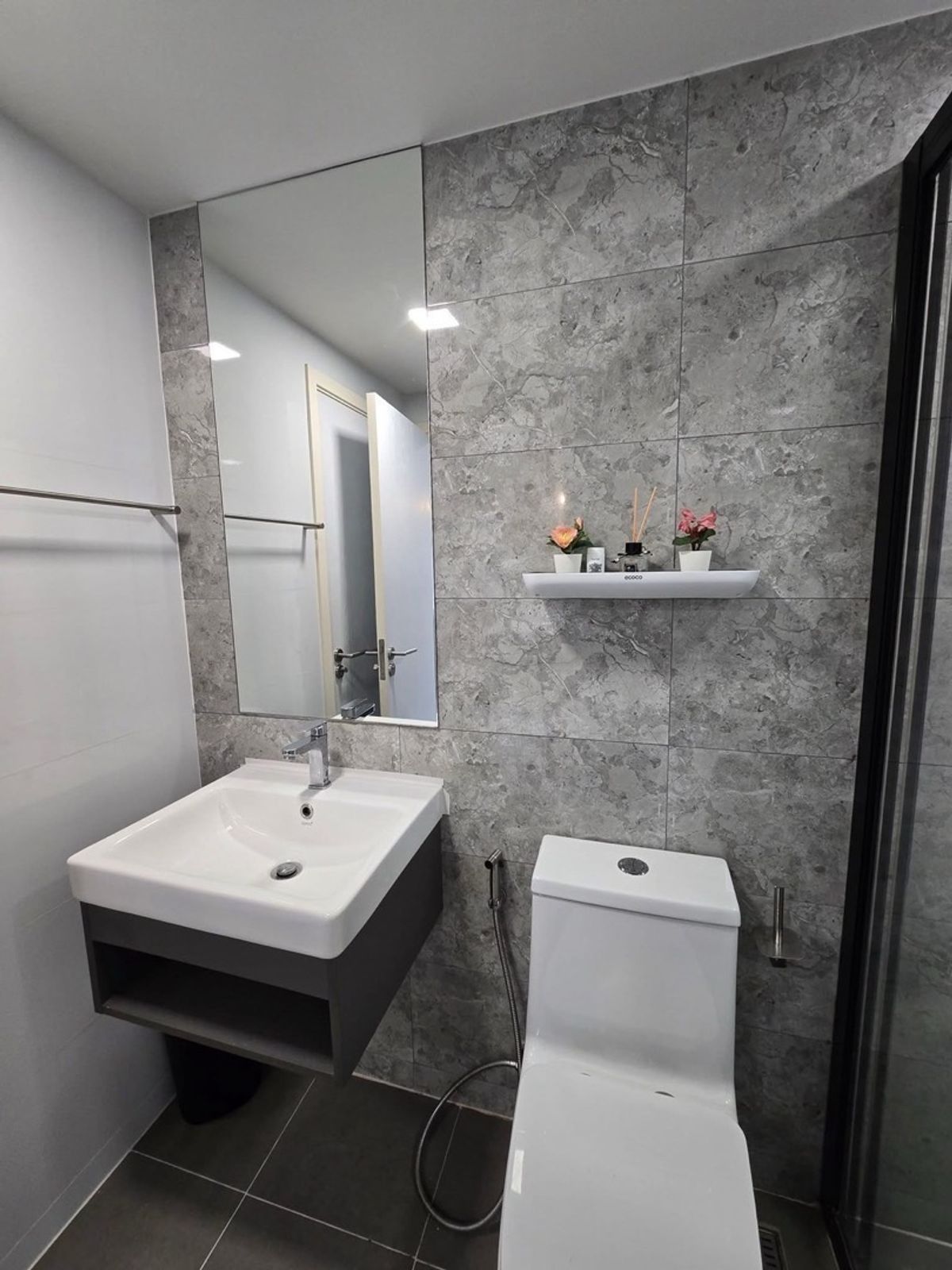 For RentCondoBangna, Bearing, Lasalle : Rent ATMOZ Tropicana Bangna Floor: 4 Building: C Room Size: 27 sq. M. Price: 12,000 baht. Nearby places: Yellow Line