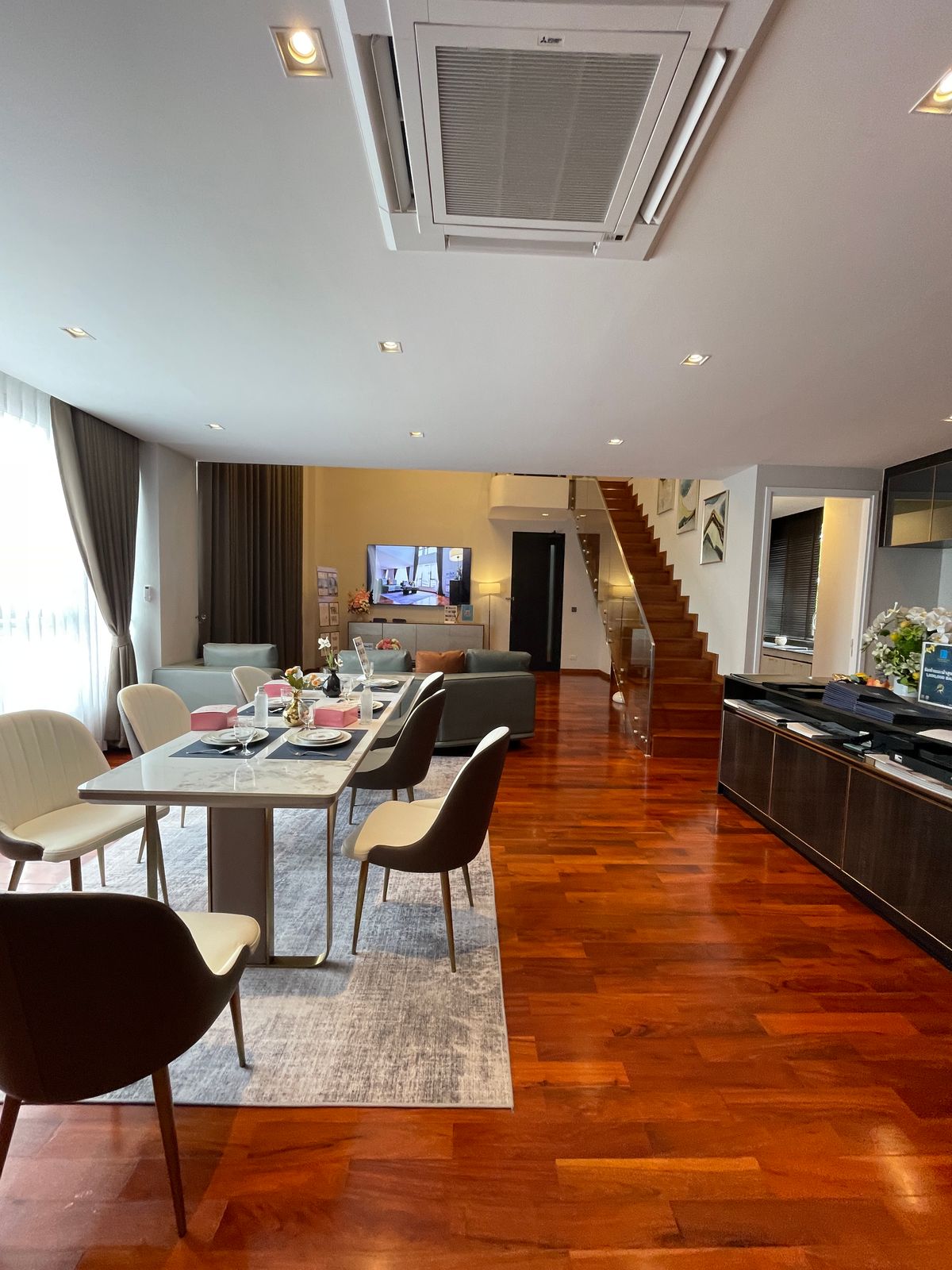 ขายบ้านอารีย์ อนุสาวรีย์ : ขายบ้านสุดหรู 7 ชั้น พร้อมสระว่ายน้ำส่วนตัวในพหลโยธิน 11, เย็นสบายดี เรสซิเดนซ์ 8 ห้องนอน 11 ห้องน้ำ 7 ที่จอดรถ ตั้งอยู่ในซอยอารีย์ ซึ่งเป็นย่านที่มีชีวิตชีวาที่ขึ้นชื่อด้านแหล่งธุรกิจ ใกล้ BTS อารีย์ และทางด่วน