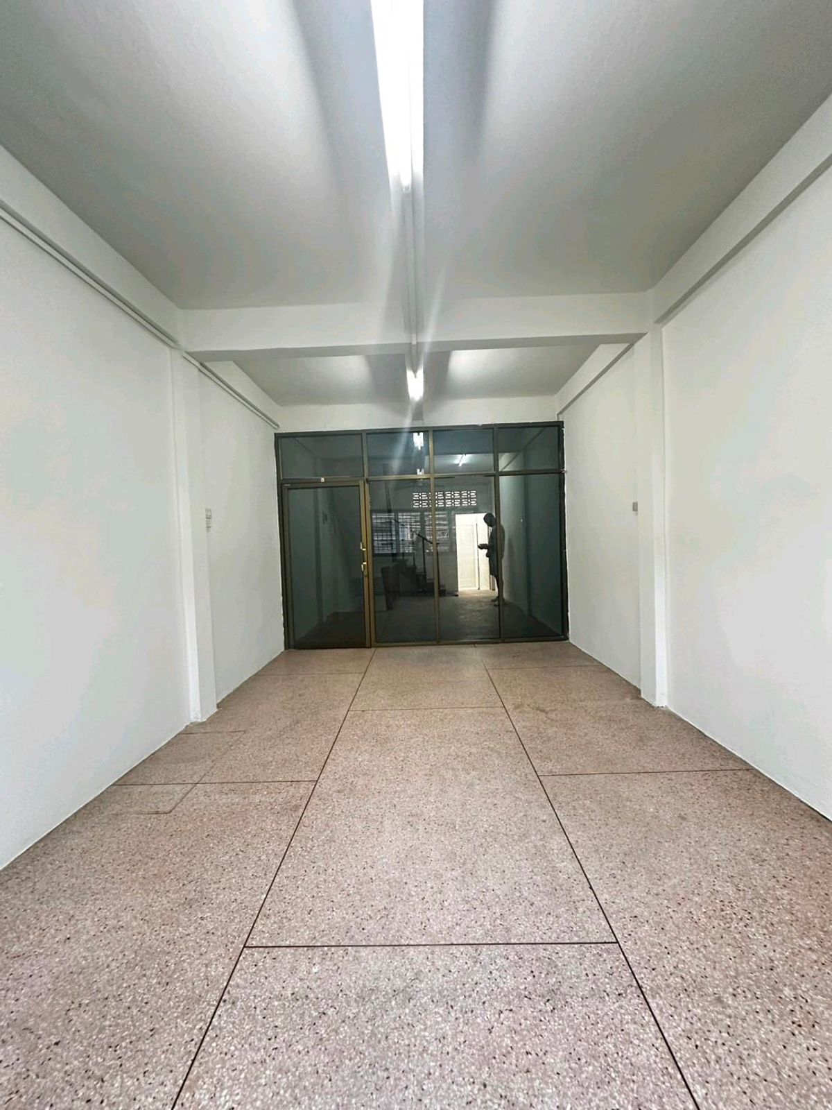 ให้เช่าอาคารพาณิชย์พระราม 3 สาธุประดิษฐ์ : เช่าบ้าน เช่าตึกแถว เช่าอาคารพาณิชย์ ทำเลยดี ติดถนน ตรงข้ามห้างกรีนเพลส ถนนวัดไผ่เงิน สาทร