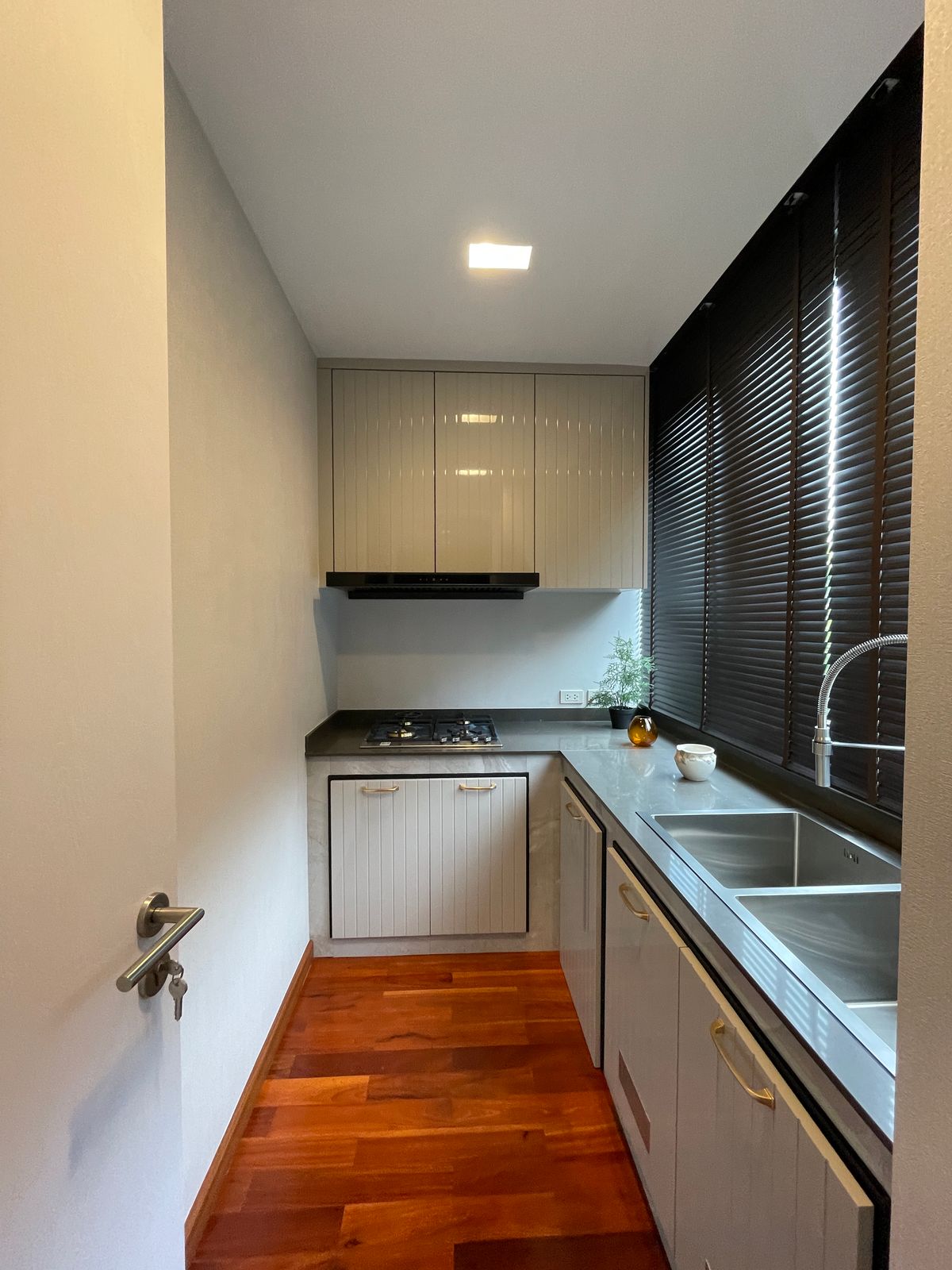 ขายบ้านอารีย์ อนุสาวรีย์ : ขายบ้านสุดหรู 7 ชั้น พร้อมสระว่ายน้ำส่วนตัวในพหลโยธิน 11, เย็นสบายดี เรสซิเดนซ์ 8 ห้องนอน 11 ห้องน้ำ 7 ที่จอดรถ ตั้งอยู่ในซอยอารีย์ ซึ่งเป็นย่านที่มีชีวิตชีวาที่ขึ้นชื่อด้านแหล่งธุรกิจ ใกล้ BTS อารีย์ และทางด่วน