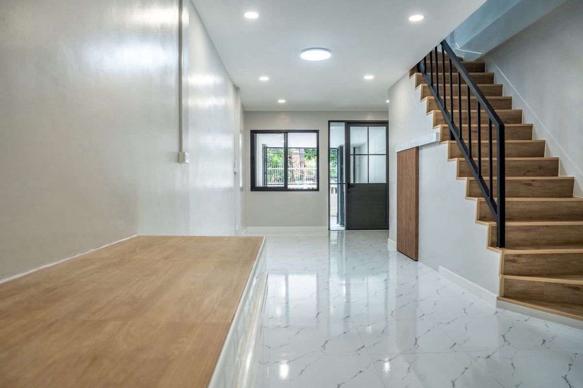 ขายทาวน์โฮมสุขุมวิท อโศก ทองหล่อ : 📢👇 ราคาดีที่อยู่ใจกลางเมืองทาวน์โฮม 4 ชั้น รีโนเวทใหม่ สไตล์ Modern ใกล้เอกมัย ทองหล่อ Rooftop สำหรับพักผ่อนหรือจัดปาร์ตี้วิวเมือง เดินทางสะดวก เข้าออกได้หลายเส้นทาง