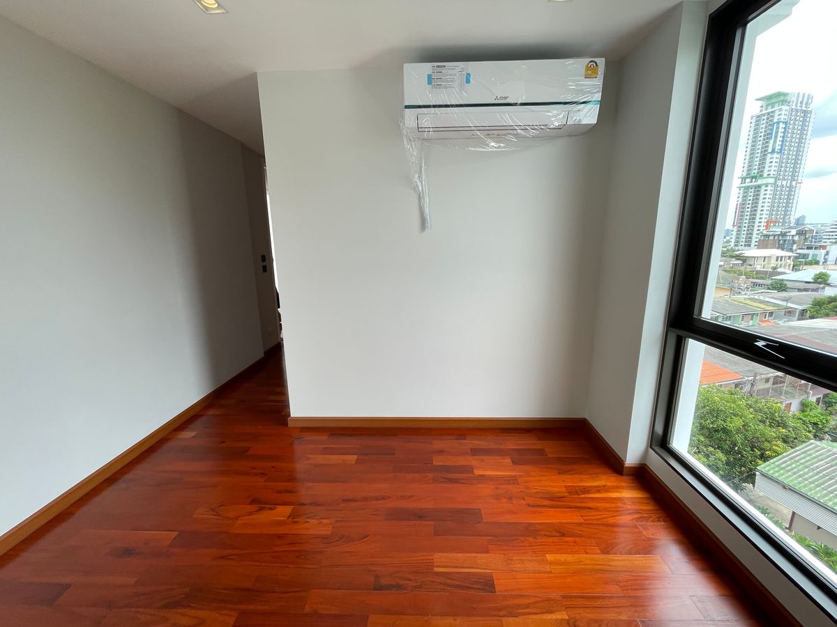 ขายบ้านอารีย์ อนุสาวรีย์ : ขายบ้านสุดหรู 7 ชั้น พร้อมสระว่ายน้ำส่วนตัวในพหลโยธิน 11, เย็นสบายดี เรสซิเดนซ์ 8 ห้องนอน 11 ห้องน้ำ 7 ที่จอดรถ ตั้งอยู่ในซอยอารีย์ ซึ่งเป็นย่านที่มีชีวิตชีวาที่ขึ้นชื่อด้านแหล่งธุรกิจ ใกล้ BTS อารีย์ และทางด่วน