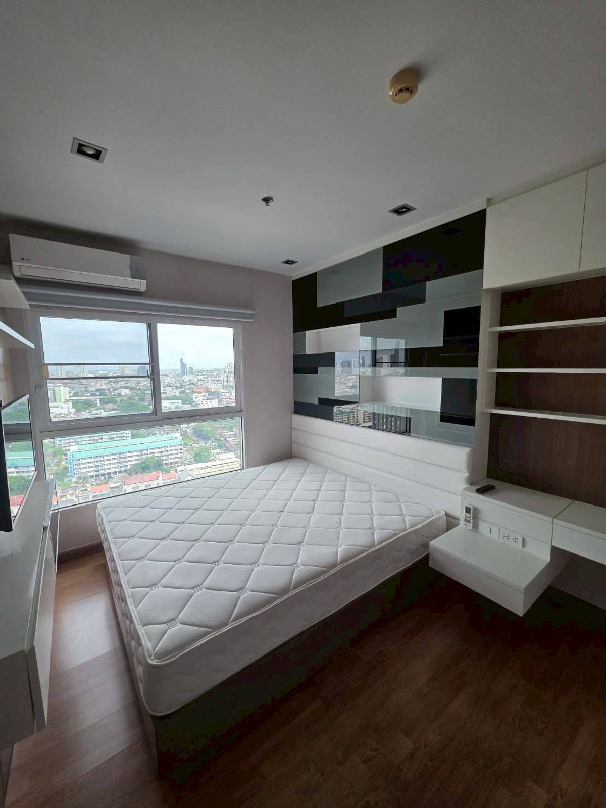 ให้เช่าคอนโดท่าพระ ตลาดพลู วุฒากาศ :  The Park Land Grand ตากสิน  (  1 ห้องนอน ) BTS ตลาดพลู 