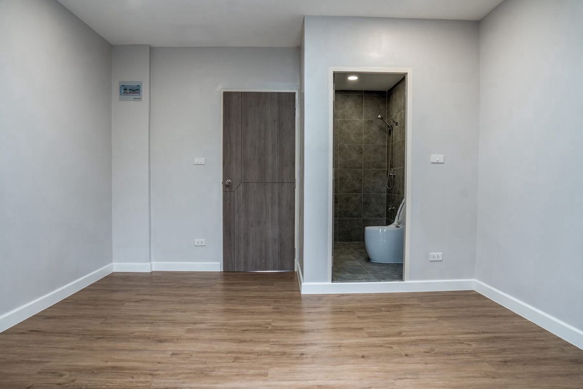 ขายทาวน์โฮมสุขุมวิท อโศก ทองหล่อ : 📢👇 ราคาดีที่อยู่ใจกลางเมืองทาวน์โฮม 4 ชั้น รีโนเวทใหม่ สไตล์ Modern ใกล้เอกมัย ทองหล่อ Rooftop สำหรับพักผ่อนหรือจัดปาร์ตี้วิวเมือง เดินทางสะดวก เข้าออกได้หลายเส้นทาง