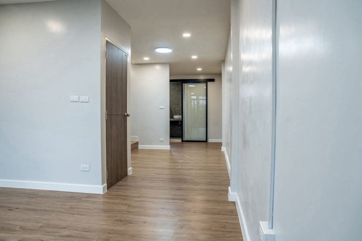 ขายทาวน์โฮมสุขุมวิท อโศก ทองหล่อ : 📢👇 ราคาดีที่อยู่ใจกลางเมืองทาวน์โฮม 4 ชั้น รีโนเวทใหม่ สไตล์ Modern ใกล้เอกมัย ทองหล่อ Rooftop สำหรับพักผ่อนหรือจัดปาร์ตี้วิวเมือง เดินทางสะดวก เข้าออกได้หลายเส้นทาง