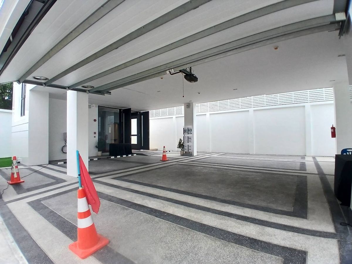 ขายบ้านอารีย์ อนุสาวรีย์ : ขายบ้านสุดหรู 7 ชั้น พร้อมสระว่ายน้ำส่วนตัวในพหลโยธิน 11, เย็นสบายดี เรสซิเดนซ์ 8 ห้องนอน 11 ห้องน้ำ 7 ที่จอดรถ ตั้งอยู่ในซอยอารีย์ ซึ่งเป็นย่านที่มีชีวิตชีวาที่ขึ้นชื่อด้านแหล่งธุรกิจ ใกล้ BTS อารีย์ และทางด่วน