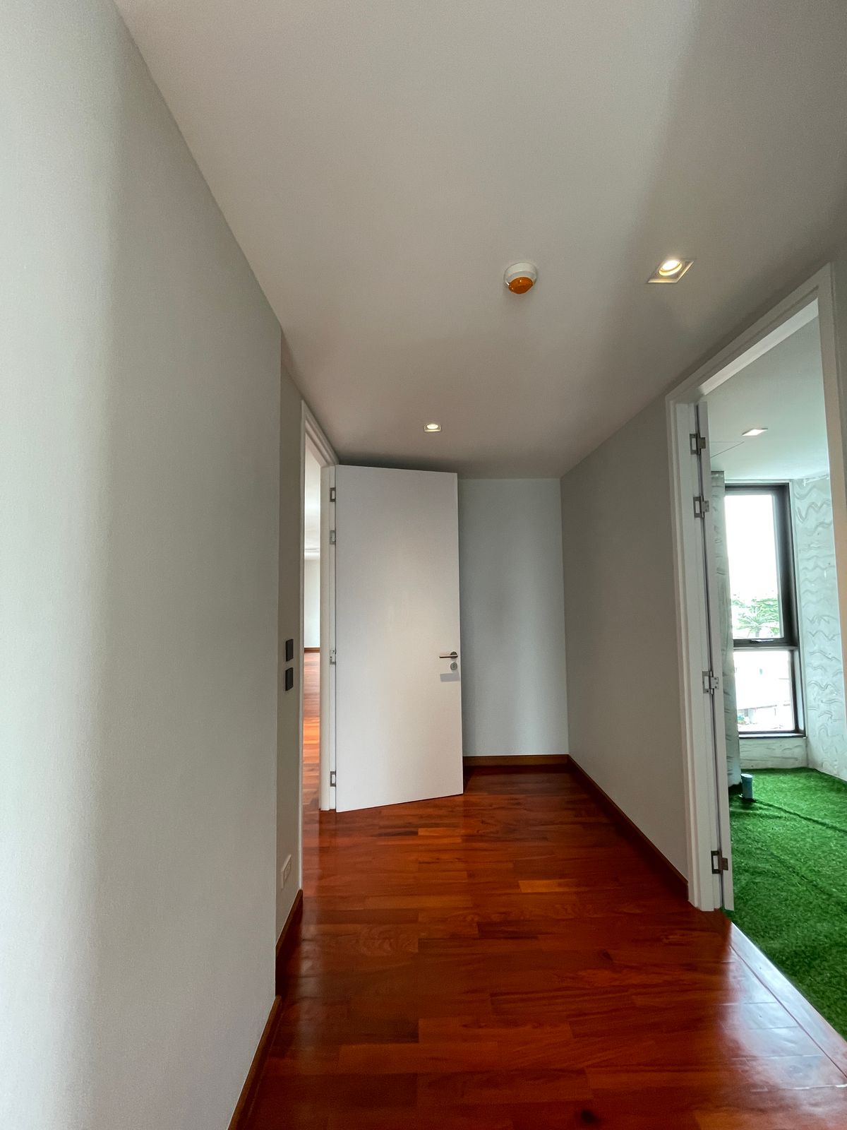 ขายบ้านอารีย์ อนุสาวรีย์ : ขายบ้านสุดหรู 7 ชั้น พร้อมสระว่ายน้ำส่วนตัวในพหลโยธิน 11, เย็นสบายดี เรสซิเดนซ์ 8 ห้องนอน 11 ห้องน้ำ 7 ที่จอดรถ ตั้งอยู่ในซอยอารีย์ ซึ่งเป็นย่านที่มีชีวิตชีวาที่ขึ้นชื่อด้านแหล่งธุรกิจ ใกล้ BTS อารีย์ และทางด่วน