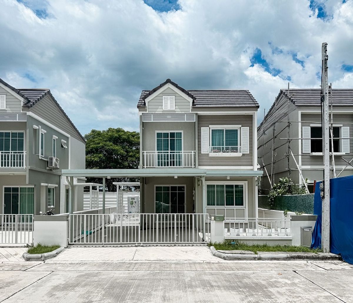 ขายปทุมธานี รังสิต ธรรมศาสตร์ : ขายบ้านแฝดพร้อมอยู่ The Village เดอะวิลเลจ รังสิต-วงแหวน ผนังอิสระได้พื้นที่รอบบ้าน ลำลูกกา ปทุมธานี.
