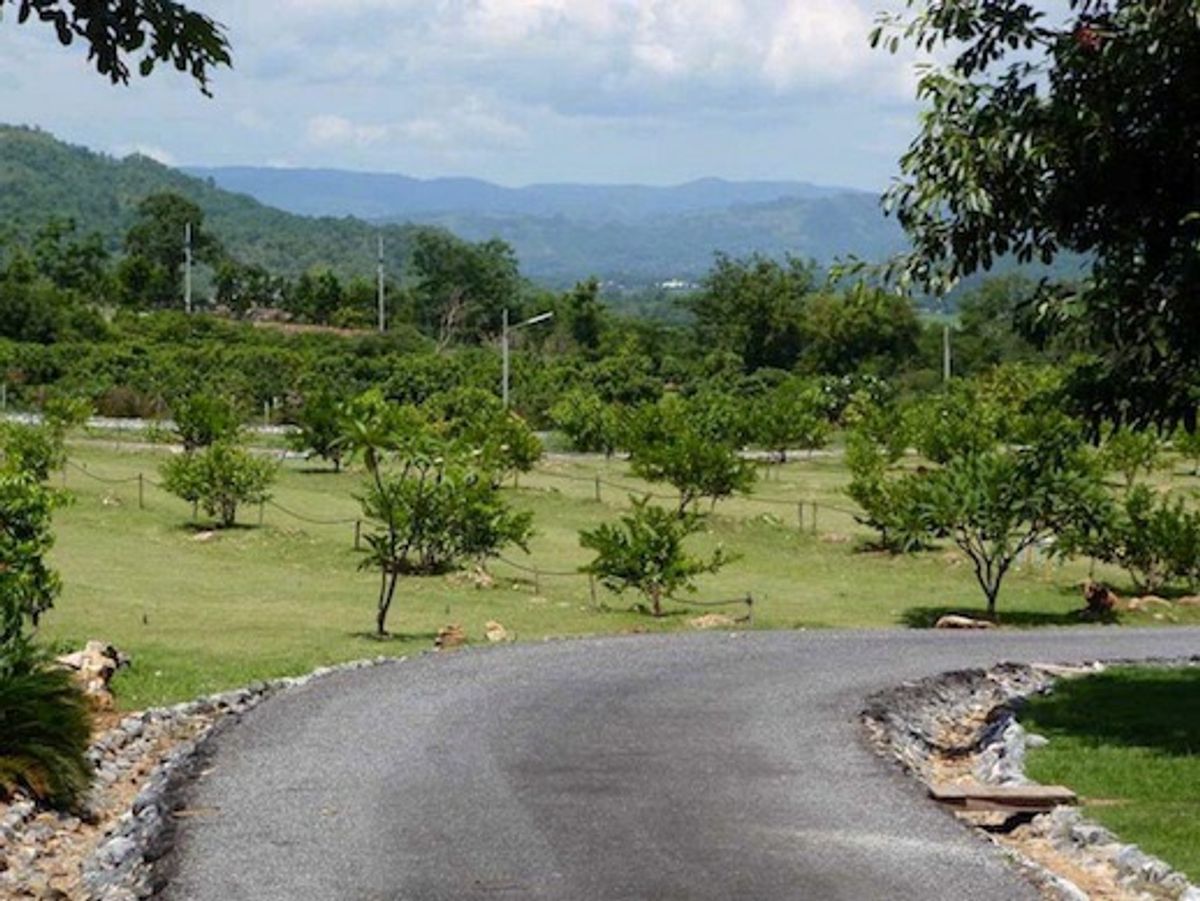 For SaleLandPak Chong KhaoYai : 📢👇 Stunning Hilltop Estate with Luxury Thai-Style Villas Nestled in Serene Natural SurroundingsA rare opportunity for those seeking tranquility and long-term development potential. This beautiful land is ideal for a private retreat, luxury resort, Fre