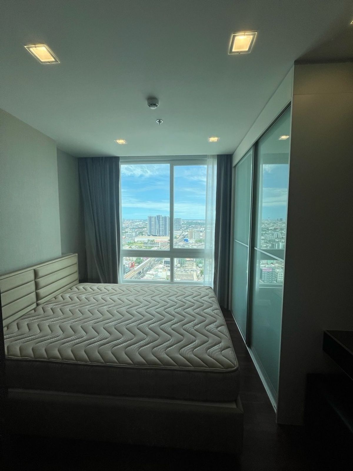 For RentCondoSamut Prakan,Samrong : For Rent the Metropolis Samrong Interchange Contact 0909536441 Crab