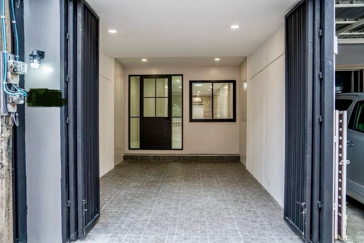 ขายทาวน์โฮมสุขุมวิท อโศก ทองหล่อ : 📢👇 ราคาดีที่อยู่ใจกลางเมืองทาวน์โฮม 4 ชั้น รีโนเวทใหม่ สไตล์ Modern ใกล้เอกมัย ทองหล่อ Rooftop สำหรับพักผ่อนหรือจัดปาร์ตี้วิวเมือง เดินทางสะดวก เข้าออกได้หลายเส้นทาง