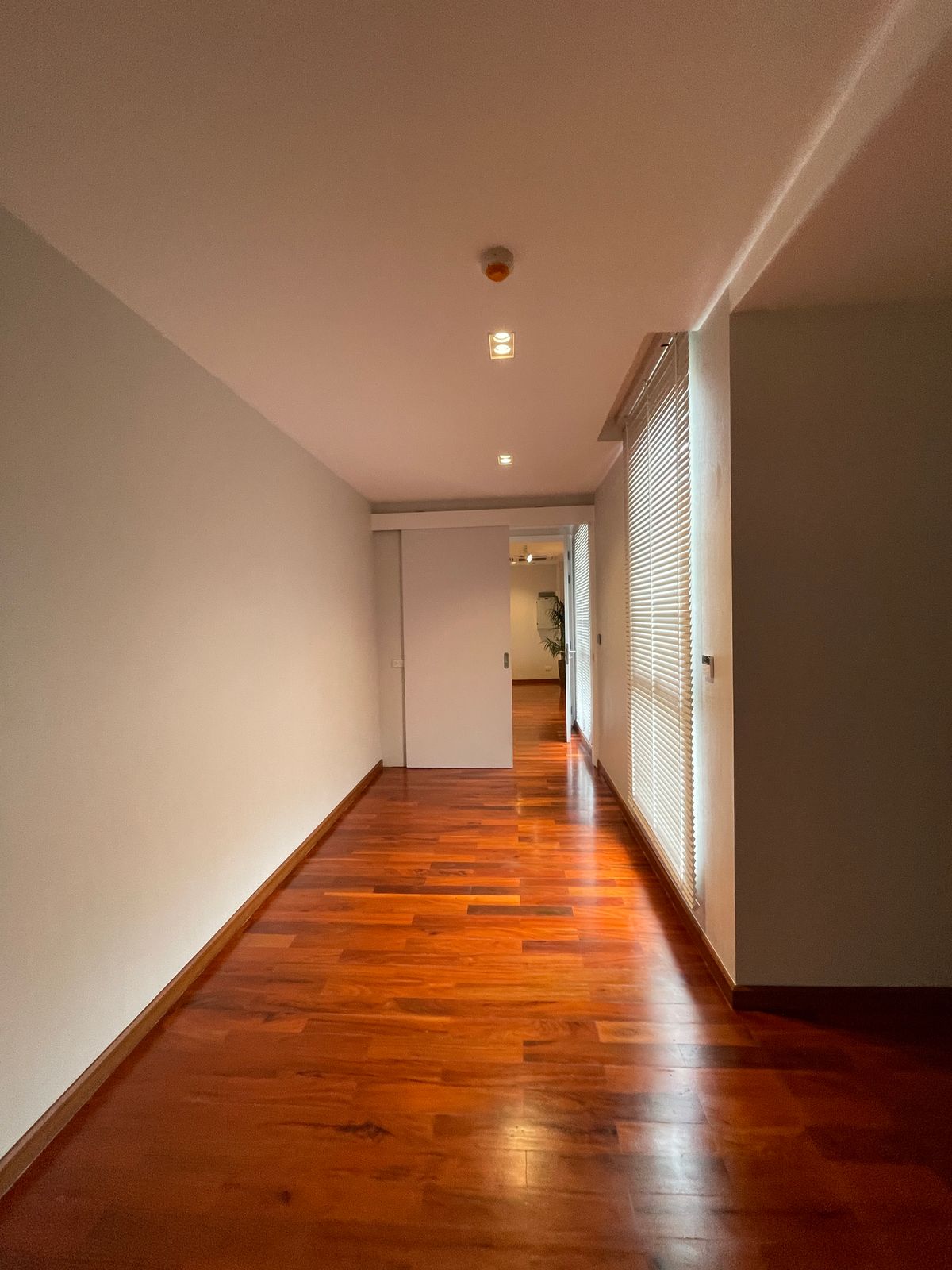 ขายบ้านอารีย์ อนุสาวรีย์ : ขายบ้านสุดหรู 7 ชั้น พร้อมสระว่ายน้ำส่วนตัวในพหลโยธิน 11, เย็นสบายดี เรสซิเดนซ์ 8 ห้องนอน 11 ห้องน้ำ 7 ที่จอดรถ ตั้งอยู่ในซอยอารีย์ ซึ่งเป็นย่านที่มีชีวิตชีวาที่ขึ้นชื่อด้านแหล่งธุรกิจ ใกล้ BTS อารีย์ และทางด่วน