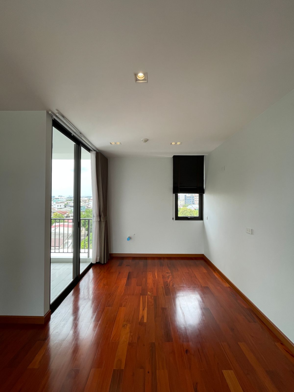 ขายบ้านอารีย์ อนุสาวรีย์ : ขายบ้านสุดหรู 7 ชั้น พร้อมสระว่ายน้ำส่วนตัวในพหลโยธิน 11, เย็นสบายดี เรสซิเดนซ์ 8 ห้องนอน 11 ห้องน้ำ 7 ที่จอดรถ ตั้งอยู่ในซอยอารีย์ ซึ่งเป็นย่านที่มีชีวิตชีวาที่ขึ้นชื่อด้านแหล่งธุรกิจ ใกล้ BTS อารีย์ และทางด่วน