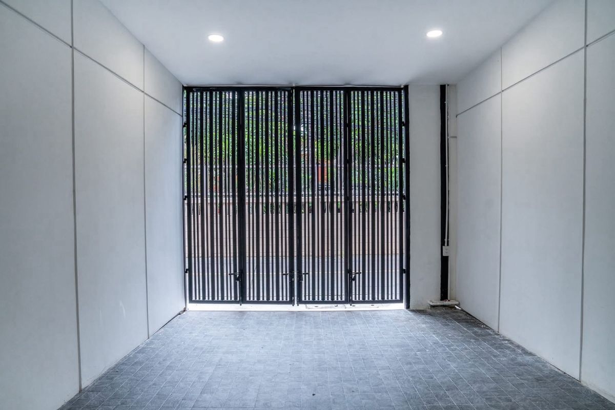 ขายทาวน์โฮมสุขุมวิท อโศก ทองหล่อ : 📢👇 ราคาดีที่อยู่ใจกลางเมืองทาวน์โฮม 4 ชั้น รีโนเวทใหม่ สไตล์ Modern ใกล้เอกมัย ทองหล่อ Rooftop สำหรับพักผ่อนหรือจัดปาร์ตี้วิวเมือง เดินทางสะดวก เข้าออกได้หลายเส้นทาง