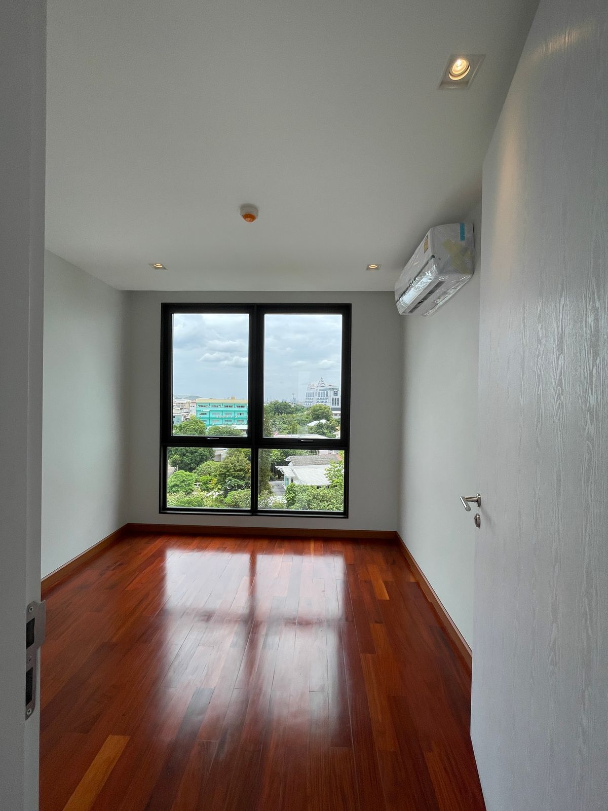 ขายบ้านอารีย์ อนุสาวรีย์ : ขายบ้านสุดหรู 7 ชั้น พร้อมสระว่ายน้ำส่วนตัวในพหลโยธิน 11, เย็นสบายดี เรสซิเดนซ์ 8 ห้องนอน 11 ห้องน้ำ 7 ที่จอดรถ ตั้งอยู่ในซอยอารีย์ ซึ่งเป็นย่านที่มีชีวิตชีวาที่ขึ้นชื่อด้านแหล่งธุรกิจ ใกล้ BTS อารีย์ และทางด่วน