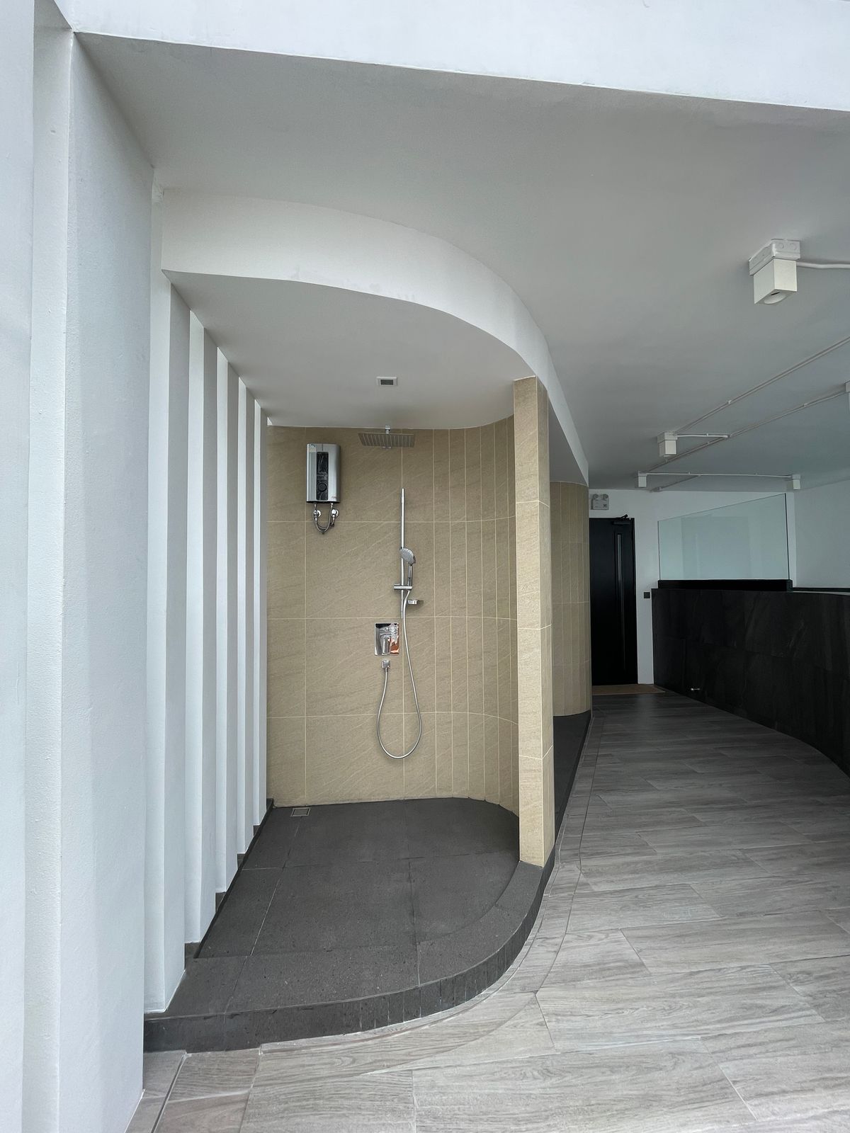 ขายบ้านอารีย์ อนุสาวรีย์ : ขายบ้านสุดหรู 7 ชั้น พร้อมสระว่ายน้ำส่วนตัวในพหลโยธิน 11, เย็นสบายดี เรสซิเดนซ์ 8 ห้องนอน 11 ห้องน้ำ 7 ที่จอดรถ ตั้งอยู่ในซอยอารีย์ ซึ่งเป็นย่านที่มีชีวิตชีวาที่ขึ้นชื่อด้านแหล่งธุรกิจ ใกล้ BTS อารีย์ และทางด่วน