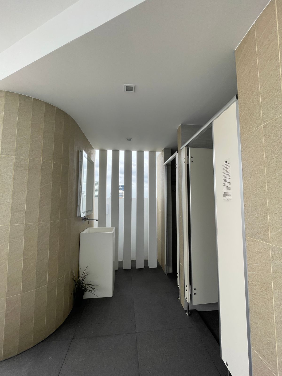 ขายบ้านอารีย์ อนุสาวรีย์ : ขายบ้านสุดหรู 7 ชั้น พร้อมสระว่ายน้ำส่วนตัวในพหลโยธิน 11, เย็นสบายดี เรสซิเดนซ์ 8 ห้องนอน 11 ห้องน้ำ 7 ที่จอดรถ ตั้งอยู่ในซอยอารีย์ ซึ่งเป็นย่านที่มีชีวิตชีวาที่ขึ้นชื่อด้านแหล่งธุรกิจ ใกล้ BTS อารีย์ และทางด่วน