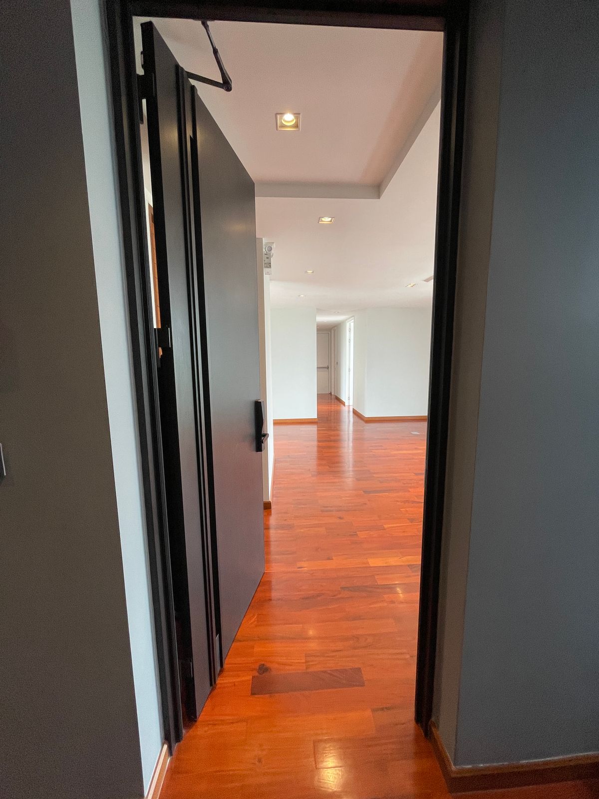 ขายบ้านอารีย์ อนุสาวรีย์ : ขายบ้านสุดหรู 7 ชั้น พร้อมสระว่ายน้ำส่วนตัวในพหลโยธิน 11, เย็นสบายดี เรสซิเดนซ์ 8 ห้องนอน 11 ห้องน้ำ 7 ที่จอดรถ ตั้งอยู่ในซอยอารีย์ ซึ่งเป็นย่านที่มีชีวิตชีวาที่ขึ้นชื่อด้านแหล่งธุรกิจ ใกล้ BTS อารีย์ และทางด่วน