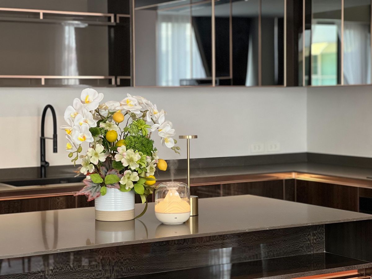 ขายบ้านอารีย์ อนุสาวรีย์ : ขายบ้านสุดหรู 7 ชั้น พร้อมสระว่ายน้ำส่วนตัวในพหลโยธิน 11, เย็นสบายดี เรสซิเดนซ์ 8 ห้องนอน 11 ห้องน้ำ 7 ที่จอดรถ ตั้งอยู่ในซอยอารีย์ ซึ่งเป็นย่านที่มีชีวิตชีวาที่ขึ้นชื่อด้านแหล่งธุรกิจ ใกล้ BTS อารีย์ และทางด่วน