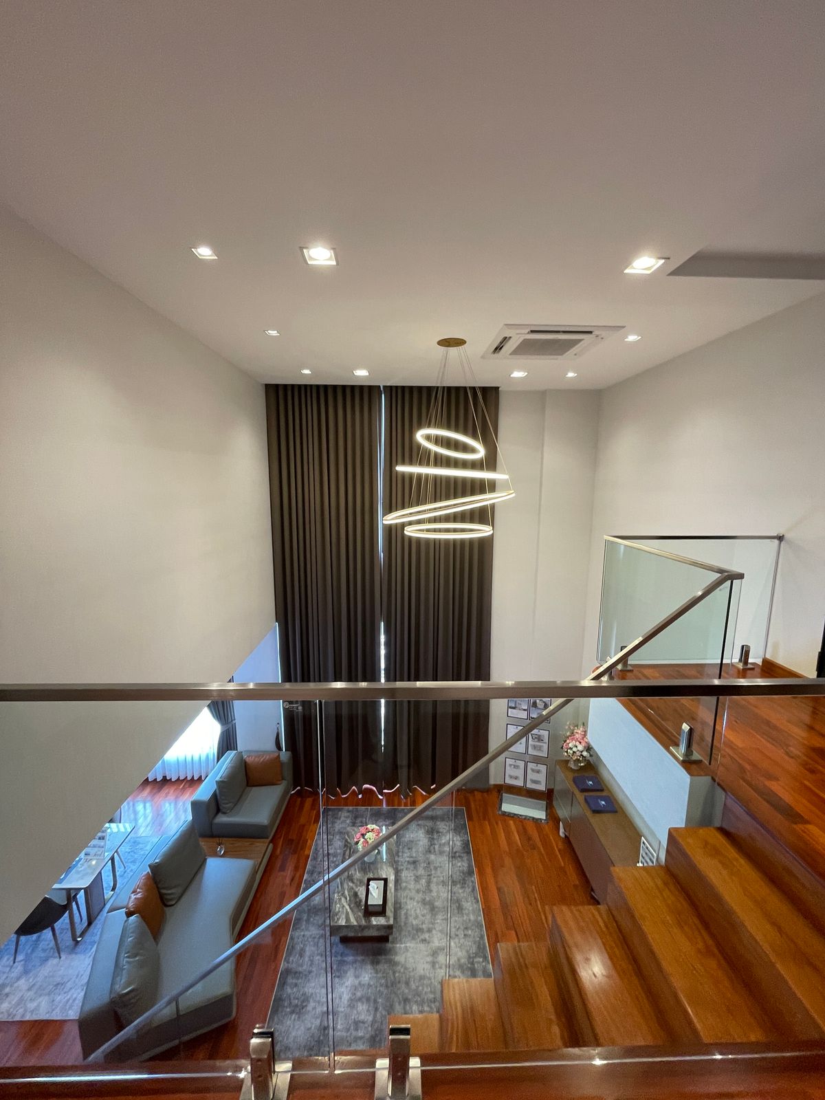 ขายบ้านอารีย์ อนุสาวรีย์ : ขายบ้านสุดหรู 7 ชั้น พร้อมสระว่ายน้ำส่วนตัวในพหลโยธิน 11, เย็นสบายดี เรสซิเดนซ์ 8 ห้องนอน 11 ห้องน้ำ 7 ที่จอดรถ ตั้งอยู่ในซอยอารีย์ ซึ่งเป็นย่านที่มีชีวิตชีวาที่ขึ้นชื่อด้านแหล่งธุรกิจ ใกล้ BTS อารีย์ และทางด่วน