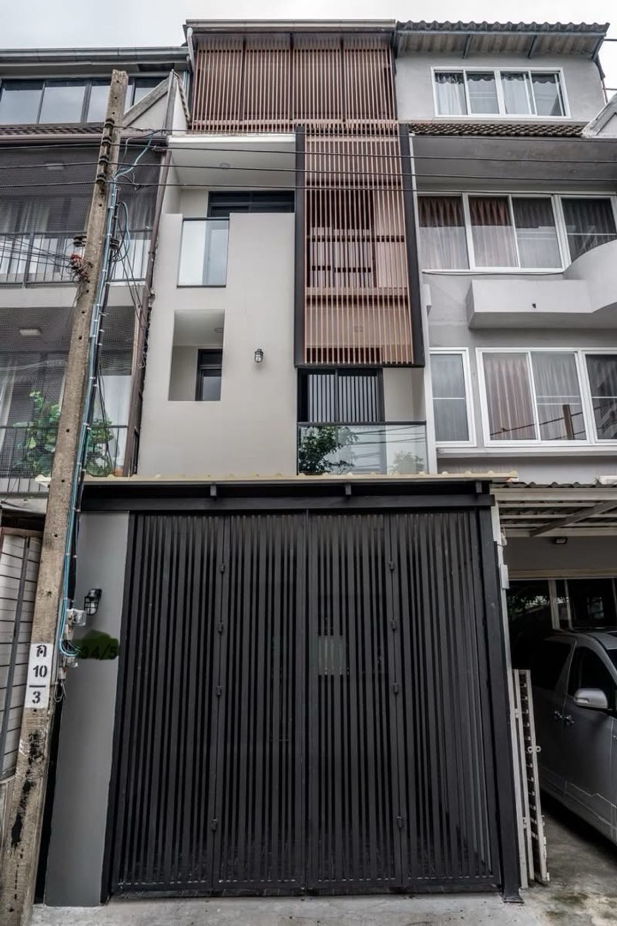 ขายทาวน์โฮมสุขุมวิท อโศก ทองหล่อ : 📢👇 ราคาดีที่อยู่ใจกลางเมืองทาวน์โฮม 4 ชั้น รีโนเวทใหม่ สไตล์ Modern ใกล้เอกมัย ทองหล่อ Rooftop สำหรับพักผ่อนหรือจัดปาร์ตี้วิวเมือง เดินทางสะดวก เข้าออกได้หลายเส้นทาง