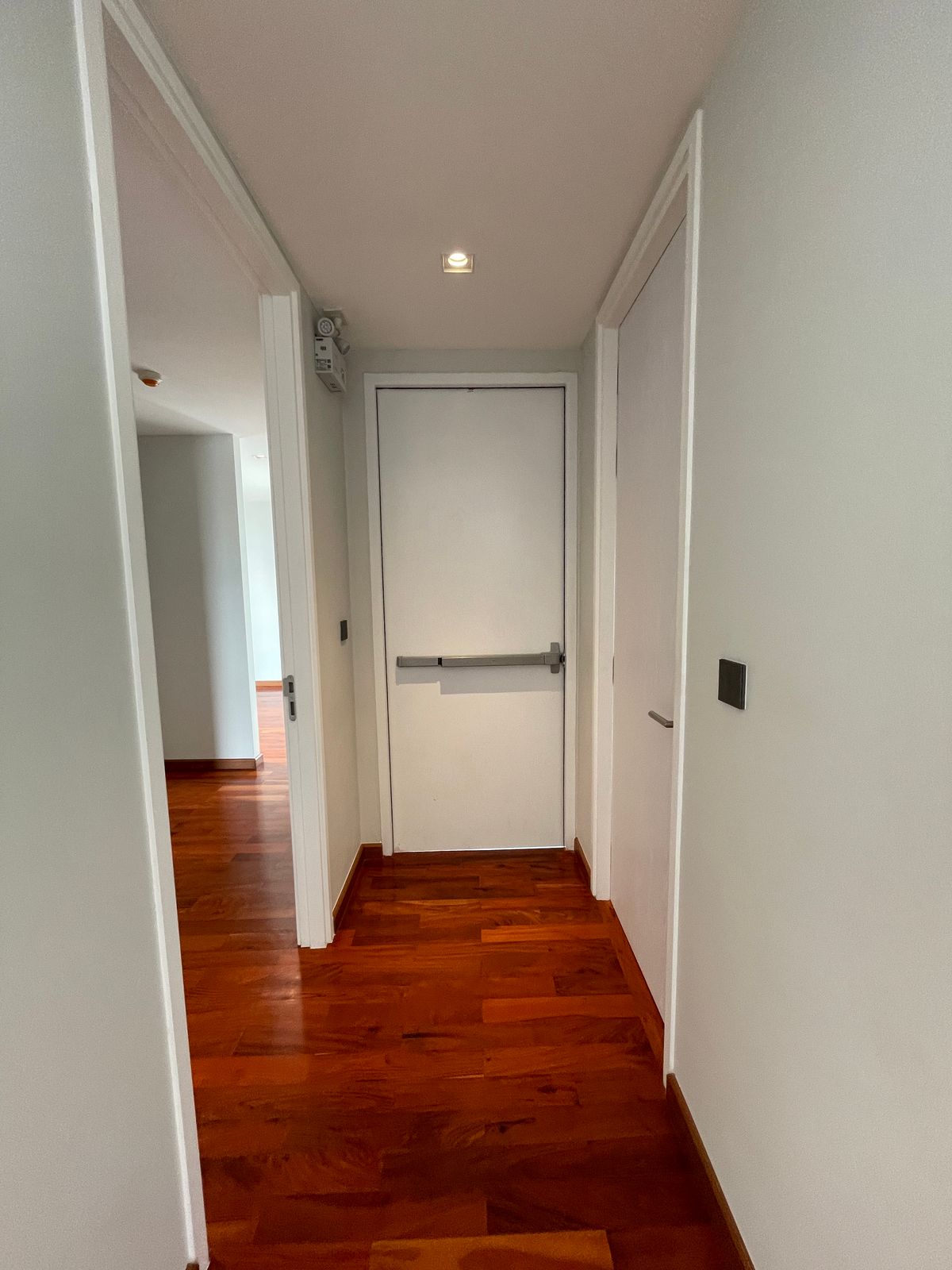 ขายบ้านอารีย์ อนุสาวรีย์ : ขายบ้านสุดหรู 7 ชั้น พร้อมสระว่ายน้ำส่วนตัวในพหลโยธิน 11, เย็นสบายดี เรสซิเดนซ์ 8 ห้องนอน 11 ห้องน้ำ 7 ที่จอดรถ ตั้งอยู่ในซอยอารีย์ ซึ่งเป็นย่านที่มีชีวิตชีวาที่ขึ้นชื่อด้านแหล่งธุรกิจ ใกล้ BTS อารีย์ และทางด่วน