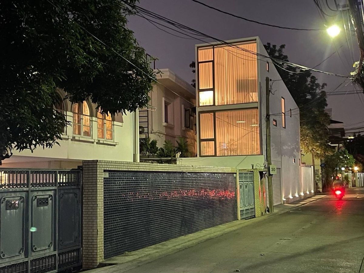 ขายทาวน์โฮมอารีย์ อนุสาวรีย์ : 📢👇ทาวน์เฮ้าส์ กลางเมือง ผสมผสานอย่างลงตัวระหว่างความมินิมอลและมีเสน่ห์ ตอบโจทย์ไลฟ์สไตล์คนเมืองรุ่นใหม่ รายล้อมด้วย ร้านอาหาร ร้านคาเฟ่ที่มีชื่อเสียงมากมาย เดินทางสะดวก เข้าออกได้หลายเส้นทาง 