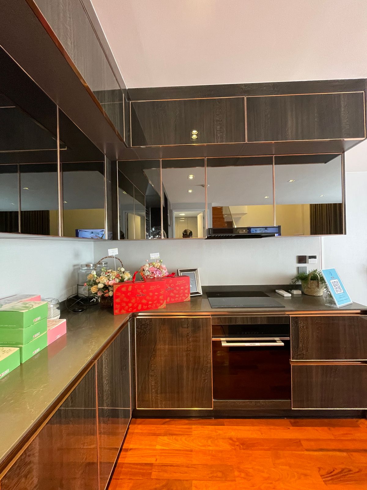 ขายบ้านอารีย์ อนุสาวรีย์ : ขายบ้านสุดหรู 7 ชั้น พร้อมสระว่ายน้ำส่วนตัวในพหลโยธิน 11, เย็นสบายดี เรสซิเดนซ์ 8 ห้องนอน 11 ห้องน้ำ 7 ที่จอดรถ ตั้งอยู่ในซอยอารีย์ ซึ่งเป็นย่านที่มีชีวิตชีวาที่ขึ้นชื่อด้านแหล่งธุรกิจ ใกล้ BTS อารีย์ และทางด่วน