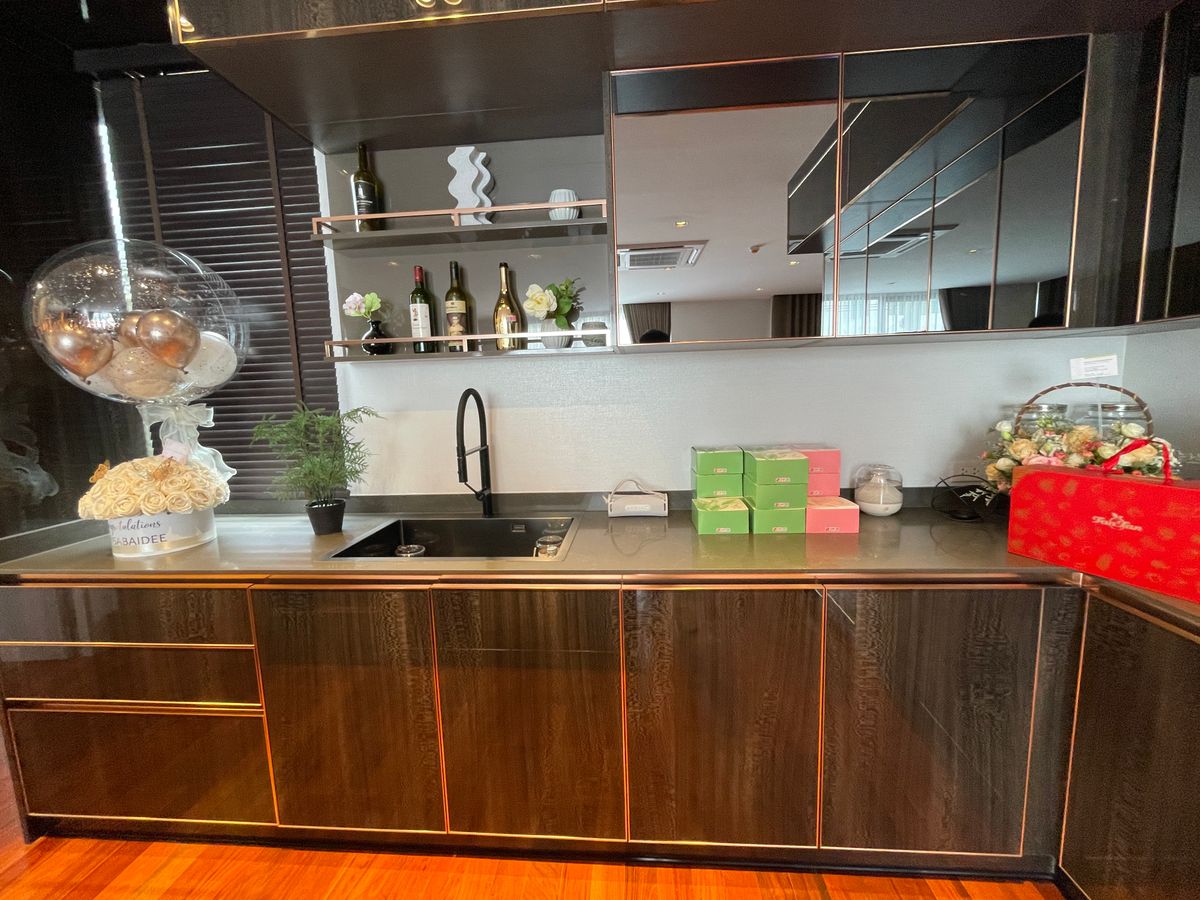 ขายบ้านอารีย์ อนุสาวรีย์ : ขายบ้านสุดหรู 7 ชั้น พร้อมสระว่ายน้ำส่วนตัวในพหลโยธิน 11, เย็นสบายดี เรสซิเดนซ์ 8 ห้องนอน 11 ห้องน้ำ 7 ที่จอดรถ ตั้งอยู่ในซอยอารีย์ ซึ่งเป็นย่านที่มีชีวิตชีวาที่ขึ้นชื่อด้านแหล่งธุรกิจ ใกล้ BTS อารีย์ และทางด่วน