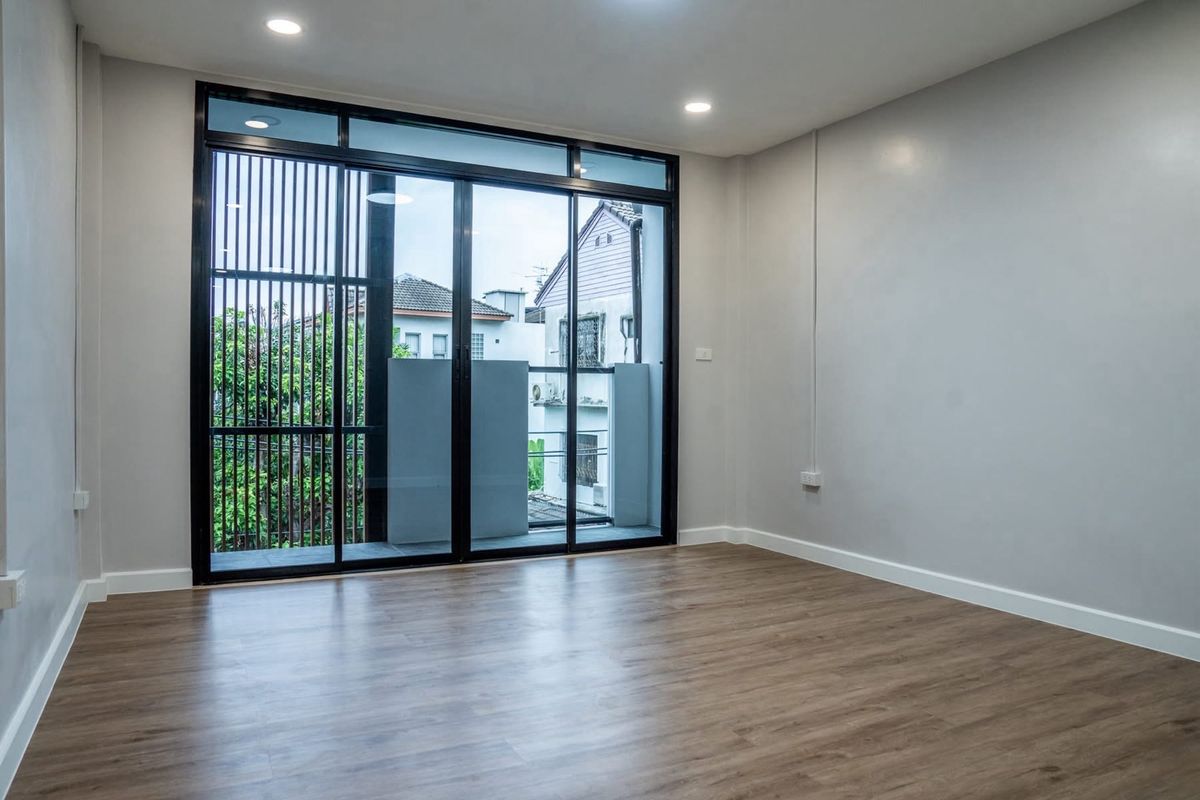 ขายทาวน์โฮมสุขุมวิท อโศก ทองหล่อ : 📢👇 ราคาดีที่อยู่ใจกลางเมืองทาวน์โฮม 4 ชั้น รีโนเวทใหม่ สไตล์ Modern ใกล้เอกมัย ทองหล่อ Rooftop สำหรับพักผ่อนหรือจัดปาร์ตี้วิวเมือง เดินทางสะดวก เข้าออกได้หลายเส้นทาง