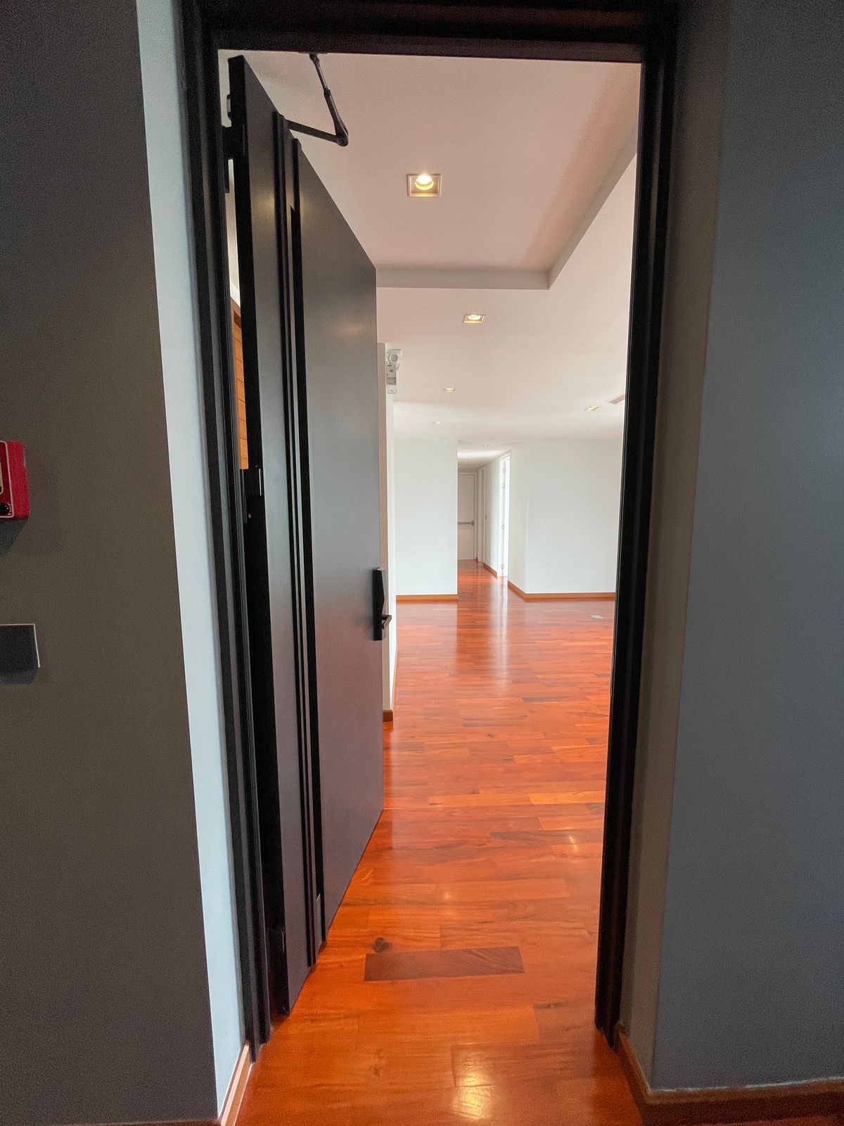 ขายบ้านอารีย์ อนุสาวรีย์ : ขายบ้านสุดหรู 7 ชั้น พร้อมสระว่ายน้ำส่วนตัวในพหลโยธิน 11, เย็นสบายดี เรสซิเดนซ์ 8 ห้องนอน 11 ห้องน้ำ 7 ที่จอดรถ ตั้งอยู่ในซอยอารีย์ ซึ่งเป็นย่านที่มีชีวิตชีวาที่ขึ้นชื่อด้านแหล่งธุรกิจ ใกล้ BTS อารีย์ และทางด่วน