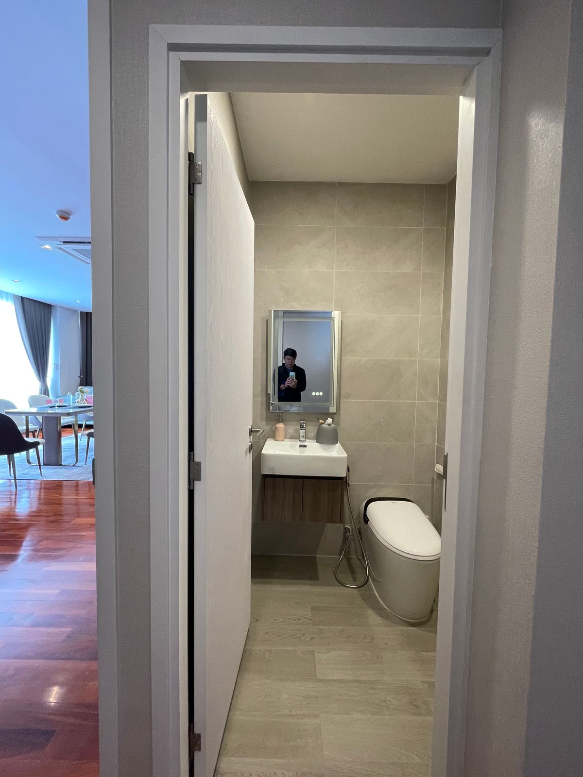 ขายบ้านอารีย์ อนุสาวรีย์ : ขายบ้านสุดหรู 7 ชั้น พร้อมสระว่ายน้ำส่วนตัวในพหลโยธิน 11, เย็นสบายดี เรสซิเดนซ์ 8 ห้องนอน 11 ห้องน้ำ 7 ที่จอดรถ ตั้งอยู่ในซอยอารีย์ ซึ่งเป็นย่านที่มีชีวิตชีวาที่ขึ้นชื่อด้านแหล่งธุรกิจ ใกล้ BTS อารีย์ และทางด่วน