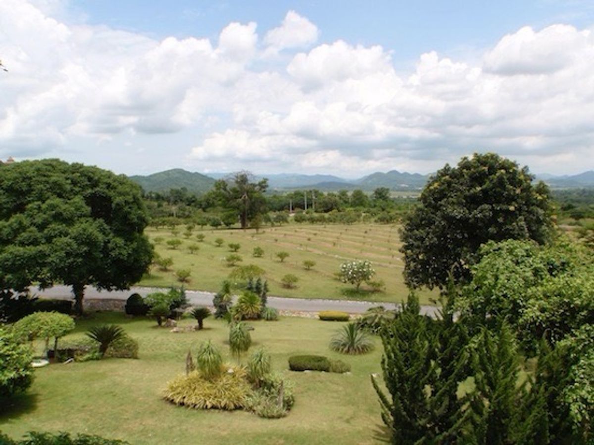 For SaleLandPak Chong KhaoYai : 📢👇 Stunning Hilltop Estate with Luxury Thai-Style Villas Nestled in Serene Natural SurroundingsA rare opportunity for those seeking tranquility and long-term development potential. This beautiful land is ideal for a private retreat, luxury resort, Fre