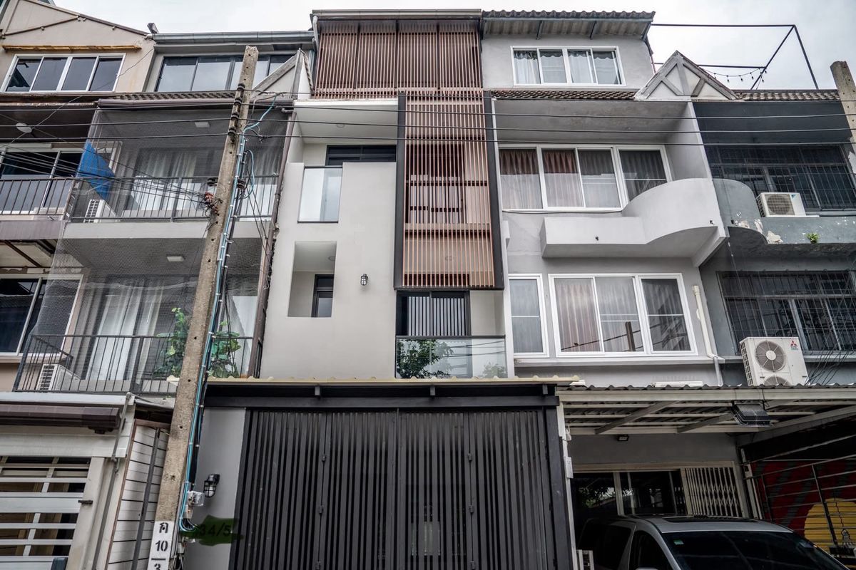 For SaleTownhomeSukhumvit, Asoke, Thonglor : 📢👇 Great Price in the Heart of the City! Newly renovated 4-storey townhome in modern style, located near Ekkamai and Thonglor. Features a rooftop for relaxing or hosting parties with stunning city views. Convenient access with multiple routes in and out