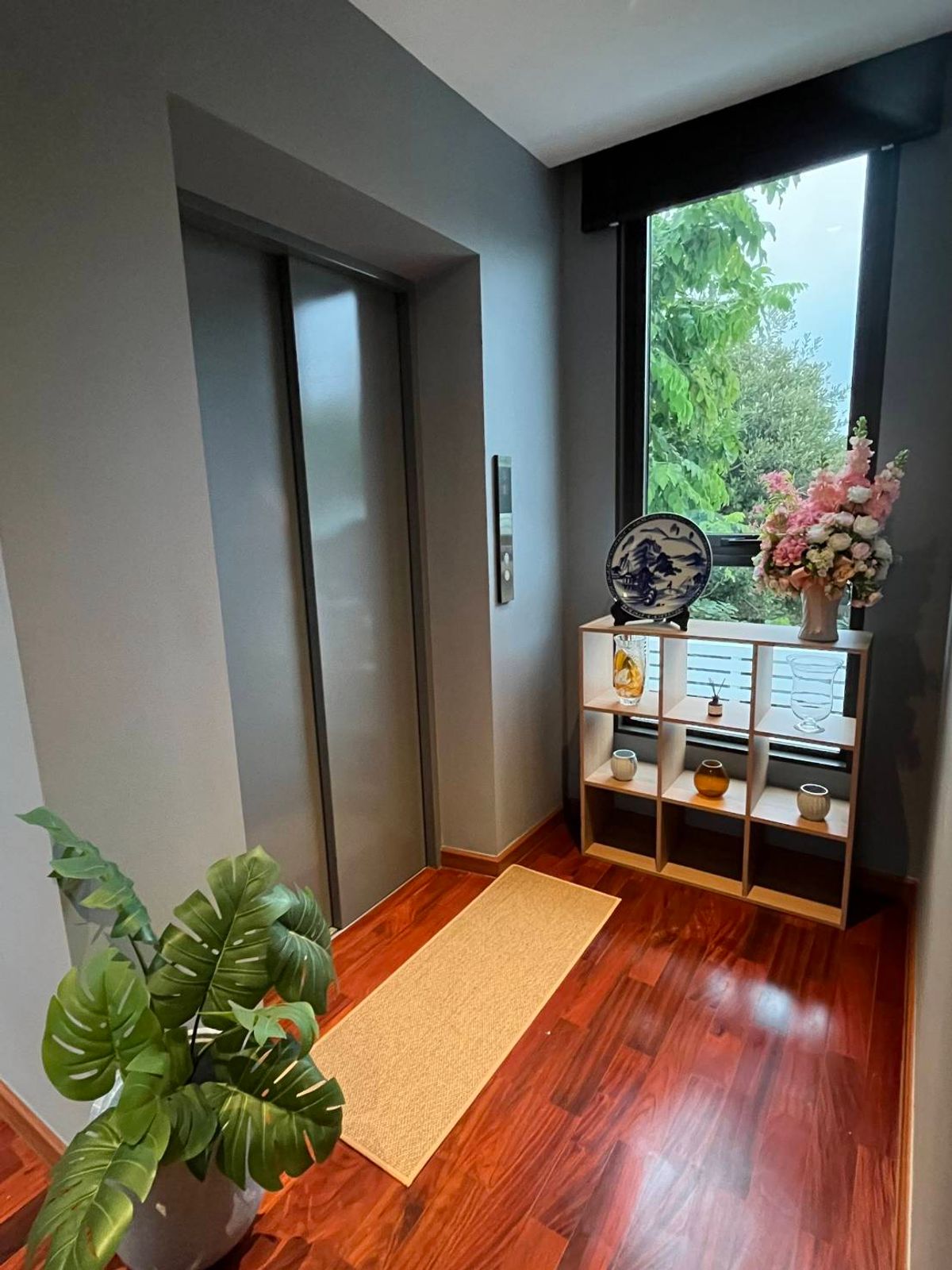 ขายบ้านอารีย์ อนุสาวรีย์ : ขายบ้านสุดหรู 7 ชั้น พร้อมสระว่ายน้ำส่วนตัวในพหลโยธิน 11, เย็นสบายดี เรสซิเดนซ์ 8 ห้องนอน 11 ห้องน้ำ 7 ที่จอดรถ ตั้งอยู่ในซอยอารีย์ ซึ่งเป็นย่านที่มีชีวิตชีวาที่ขึ้นชื่อด้านแหล่งธุรกิจ ใกล้ BTS อารีย์ และทางด่วน