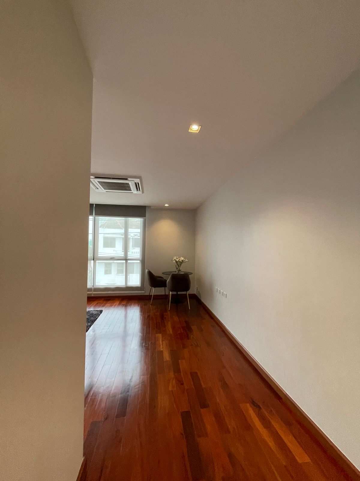 ขายบ้านอารีย์ อนุสาวรีย์ : ขายบ้านสุดหรู 7 ชั้น พร้อมสระว่ายน้ำส่วนตัวในพหลโยธิน 11, เย็นสบายดี เรสซิเดนซ์ 8 ห้องนอน 11 ห้องน้ำ 7 ที่จอดรถ ตั้งอยู่ในซอยอารีย์ ซึ่งเป็นย่านที่มีชีวิตชีวาที่ขึ้นชื่อด้านแหล่งธุรกิจ ใกล้ BTS อารีย์ และทางด่วน