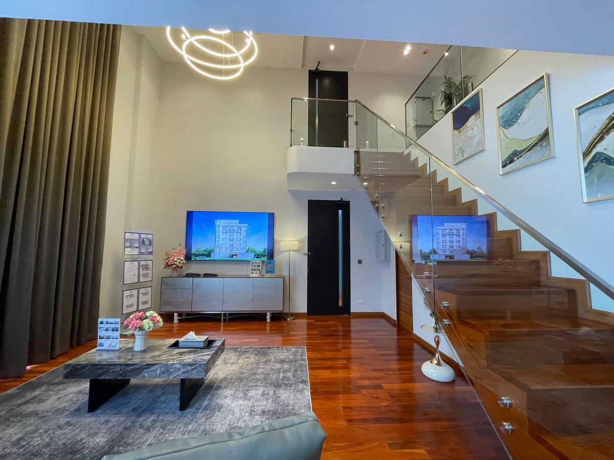 ขายบ้านอารีย์ อนุสาวรีย์ : ขายบ้านสุดหรู 7 ชั้น พร้อมสระว่ายน้ำส่วนตัวในพหลโยธิน 11, เย็นสบายดี เรสซิเดนซ์ 8 ห้องนอน 11 ห้องน้ำ 7 ที่จอดรถ ตั้งอยู่ในซอยอารีย์ ซึ่งเป็นย่านที่มีชีวิตชีวาที่ขึ้นชื่อด้านแหล่งธุรกิจ ใกล้ BTS อารีย์ และทางด่วน