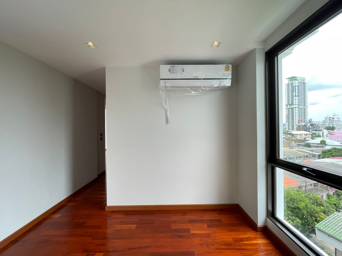 ขายบ้านอารีย์ อนุสาวรีย์ : ขายบ้านสุดหรู 7 ชั้น พร้อมสระว่ายน้ำส่วนตัวในพหลโยธิน 11, เย็นสบายดี เรสซิเดนซ์ 8 ห้องนอน 11 ห้องน้ำ 7 ที่จอดรถ ตั้งอยู่ในซอยอารีย์ ซึ่งเป็นย่านที่มีชีวิตชีวาที่ขึ้นชื่อด้านแหล่งธุรกิจ ใกล้ BTS อารีย์ และทางด่วน