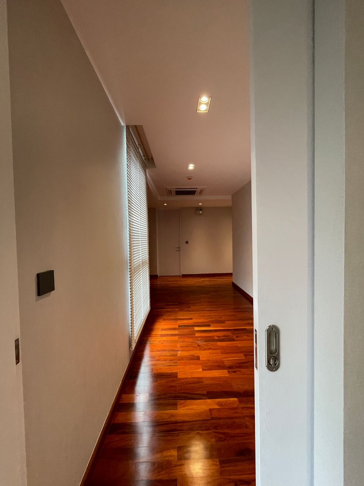 ขายบ้านอารีย์ อนุสาวรีย์ : ขายบ้านสุดหรู 7 ชั้น พร้อมสระว่ายน้ำส่วนตัวในพหลโยธิน 11, เย็นสบายดี เรสซิเดนซ์ 8 ห้องนอน 11 ห้องน้ำ 7 ที่จอดรถ ตั้งอยู่ในซอยอารีย์ ซึ่งเป็นย่านที่มีชีวิตชีวาที่ขึ้นชื่อด้านแหล่งธุรกิจ ใกล้ BTS อารีย์ และทางด่วน