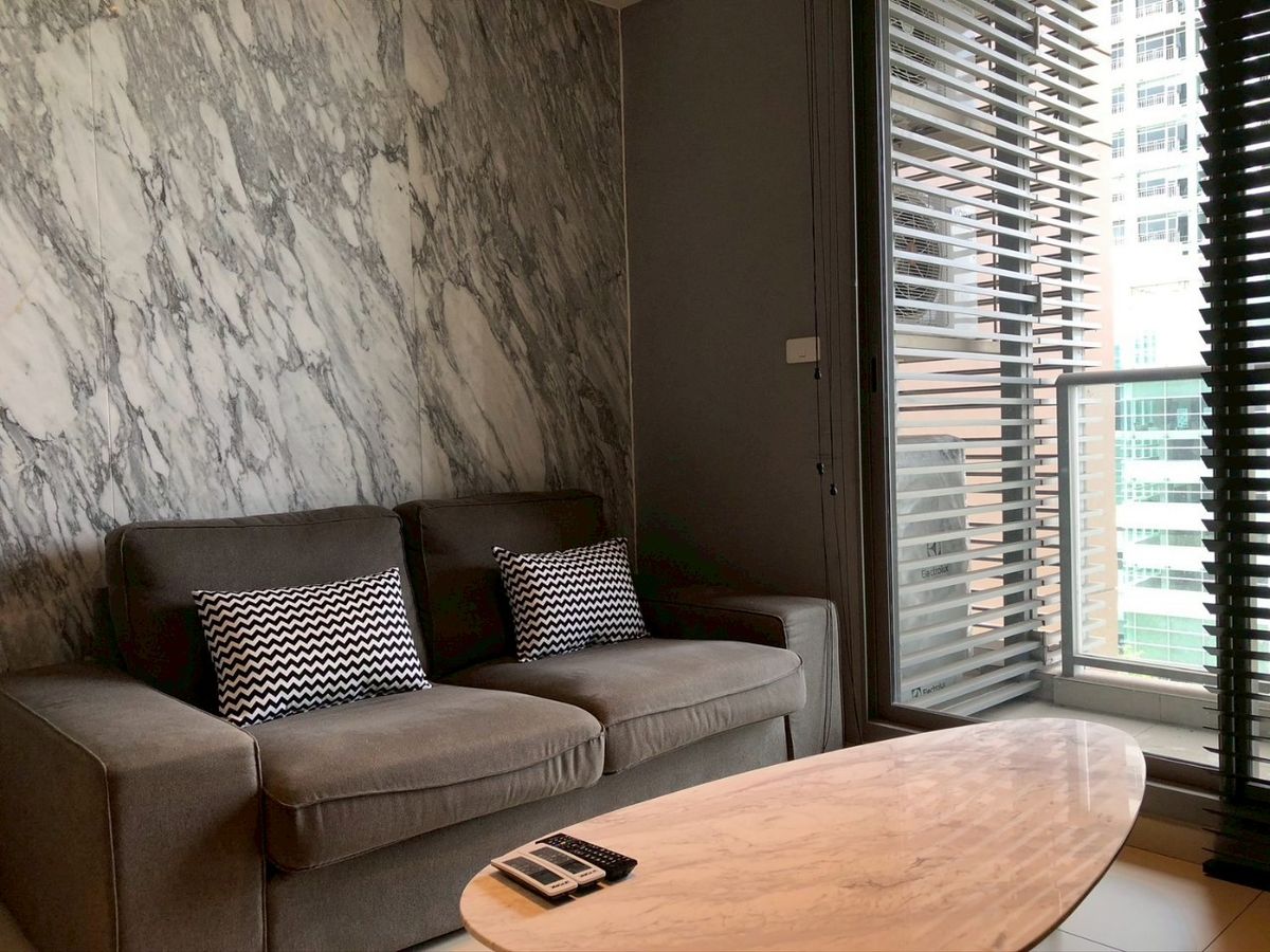 ให้เช่าคอนโดสุขุมวิท อโศก ทองหล่อ : Modern Loft-Style Condo for Rent at The Lofts Ekkamai – Prime Location! By Noon