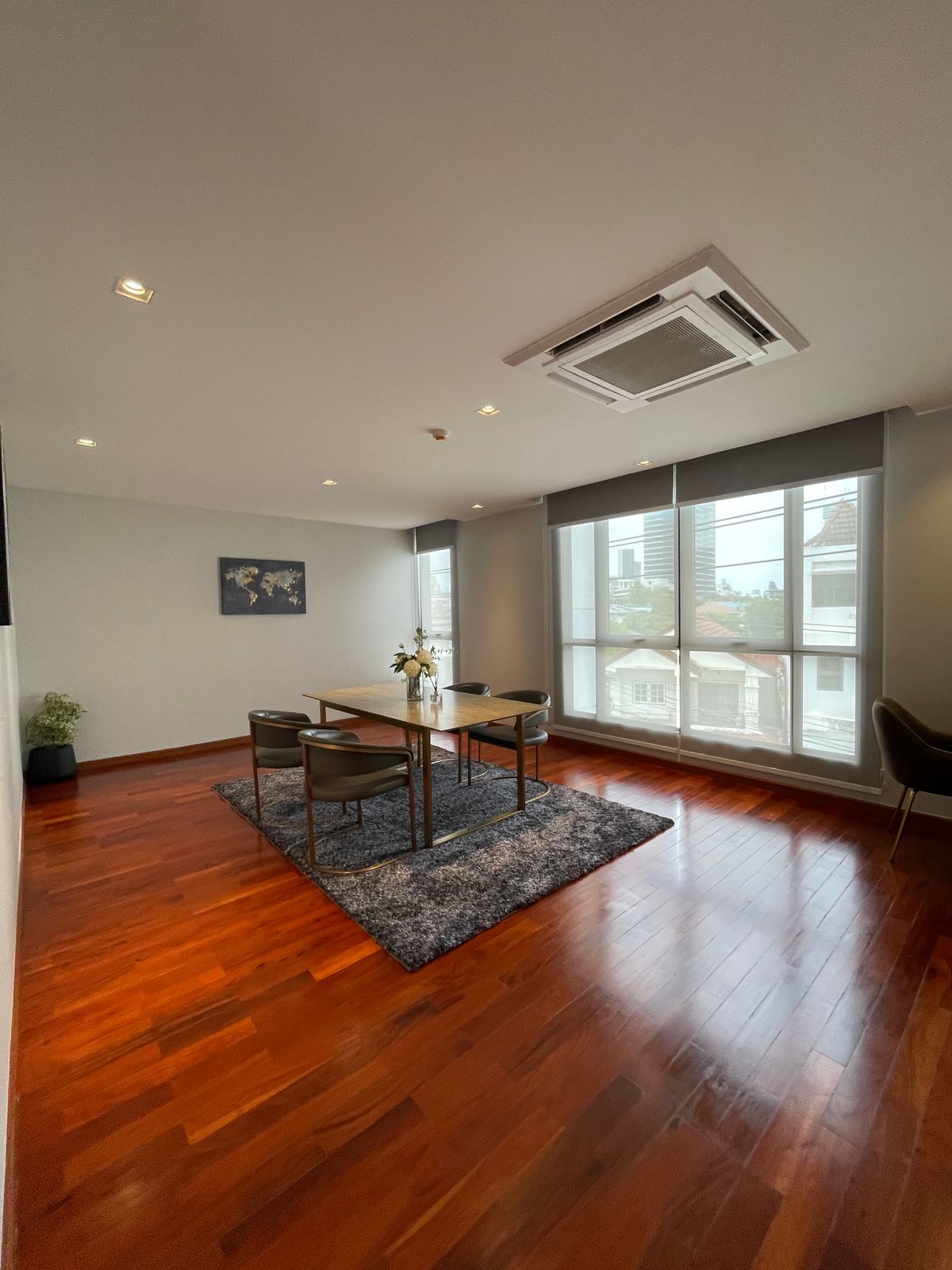 ขายบ้านอารีย์ อนุสาวรีย์ : ขายบ้านสุดหรู 7 ชั้น พร้อมสระว่ายน้ำส่วนตัวในพหลโยธิน 11, เย็นสบายดี เรสซิเดนซ์ 8 ห้องนอน 11 ห้องน้ำ 7 ที่จอดรถ ตั้งอยู่ในซอยอารีย์ ซึ่งเป็นย่านที่มีชีวิตชีวาที่ขึ้นชื่อด้านแหล่งธุรกิจ ใกล้ BTS อารีย์ และทางด่วน