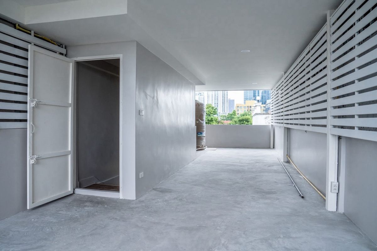 ขายทาวน์โฮมสุขุมวิท อโศก ทองหล่อ : 📢👇 ราคาดีที่อยู่ใจกลางเมืองทาวน์โฮม 4 ชั้น รีโนเวทใหม่ สไตล์ Modern ใกล้เอกมัย ทองหล่อ Rooftop สำหรับพักผ่อนหรือจัดปาร์ตี้วิวเมือง เดินทางสะดวก เข้าออกได้หลายเส้นทาง